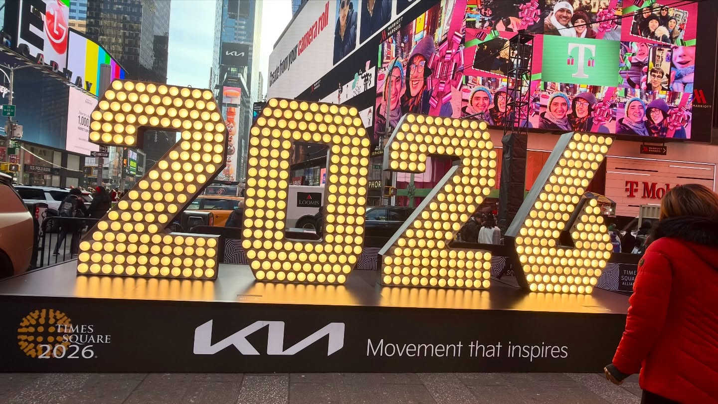 🎉✨ ¡Bienvenido 2026! ✨🎉
Un nuevo año llega cargado de oportunidades, ideas frescas y caminos por descubrir 🌟🚀
Es momento de atrevernos, de crecer, de construir lo que soñamos y de aprovechar cada instante 💪🌱
Que este año esté lleno de logros, aprendizaje y nuevas historias por escribir 📚🏆✨#2026 #añonuevo2026 #metas #gratitud