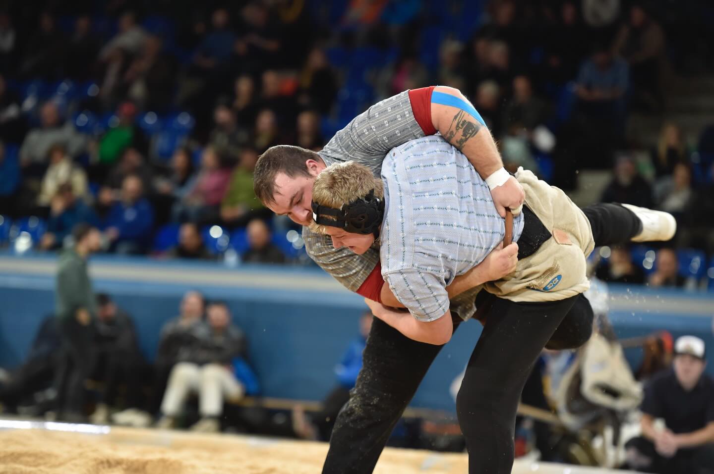 127 Schwinger traten heute zum Berchtold-Schwinget in der Zürcher Saalsporthalle an. Angesichts des fürchterlichen Ereignisses in Crans-Montana begann der Traditionsanlass mit einer Schweigeminute in Gedenken an die Opfer und ihre Angehörigen. 😔🙏
In die Limmatstadt reisten auch sechs junge Bündner. Der Muttner Sämi Moser, der Emser Jonas Utiger sowie der Versamer Flurin Knutti – alle drei mit Jahrgang 2010 – bestritten ihr erstes Fest bei den Aktiven. Utiger mit einem und Moser mit zwei Siegen erreichten denn auch gleich den Ausstich, sie alle sammelten erste Erfahrungen im neuen Umfeld.
Mit drei Siegen und Rang 12 das beste Bündner Resultat erzielte der Tenner Roman Joos – auf Bild 1 im gewonnenen Gang gegen Simon von Wyl. Niclaas Rungger (Valendas, auf Bild 2 beim Gestellten gegen Fabio Müller) folgte bei seinem Comeback einen Viertelpunkt dahinter auf Rang 13. Wie Rungger musste sich auch Kyron Nay nur einmal geschlagen geben, der Churer landete auf Rang 15.
Vor 1‘300 Zuschauern stellten im Schlussgang die beiden Eidgenossen Marcel Räbsamen und Nick Alpiger, was dem Toggenburger Räbsamen aufgrund des Punktevorsprungs zum Festsieg reichte. Rangliste auf esv-Website.
📸: Jakob Heer
#Schwingen #Tradition #Graubünden #Berchtold #Zürich