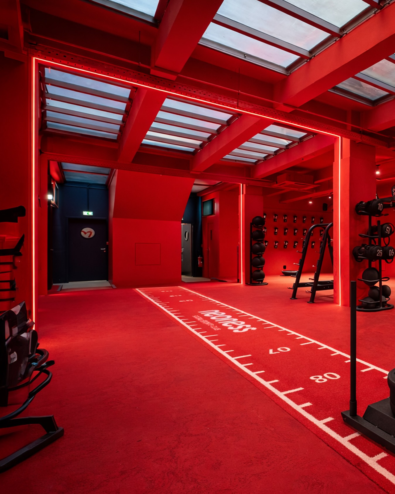 ๐ด Un rouge iconique pour une nouvelle salle ร Paris๐ผ
Red becomes a symbol of passion, movement and intensity
๐ @neoness_asnieresgare
๐ซ๐ท @planetfitnesspro
An exclusive, custom-made design enhanced by red lighting that energises both body and mind.
A bold space finished with premium Marble Red flooring, created to perform โค๏ธ
PaviFLEX โ where flooring becomes an experience.
#PaviFLEX
#DesignFitness
#RougeIconique
#SalleDeSport
#parisfitness