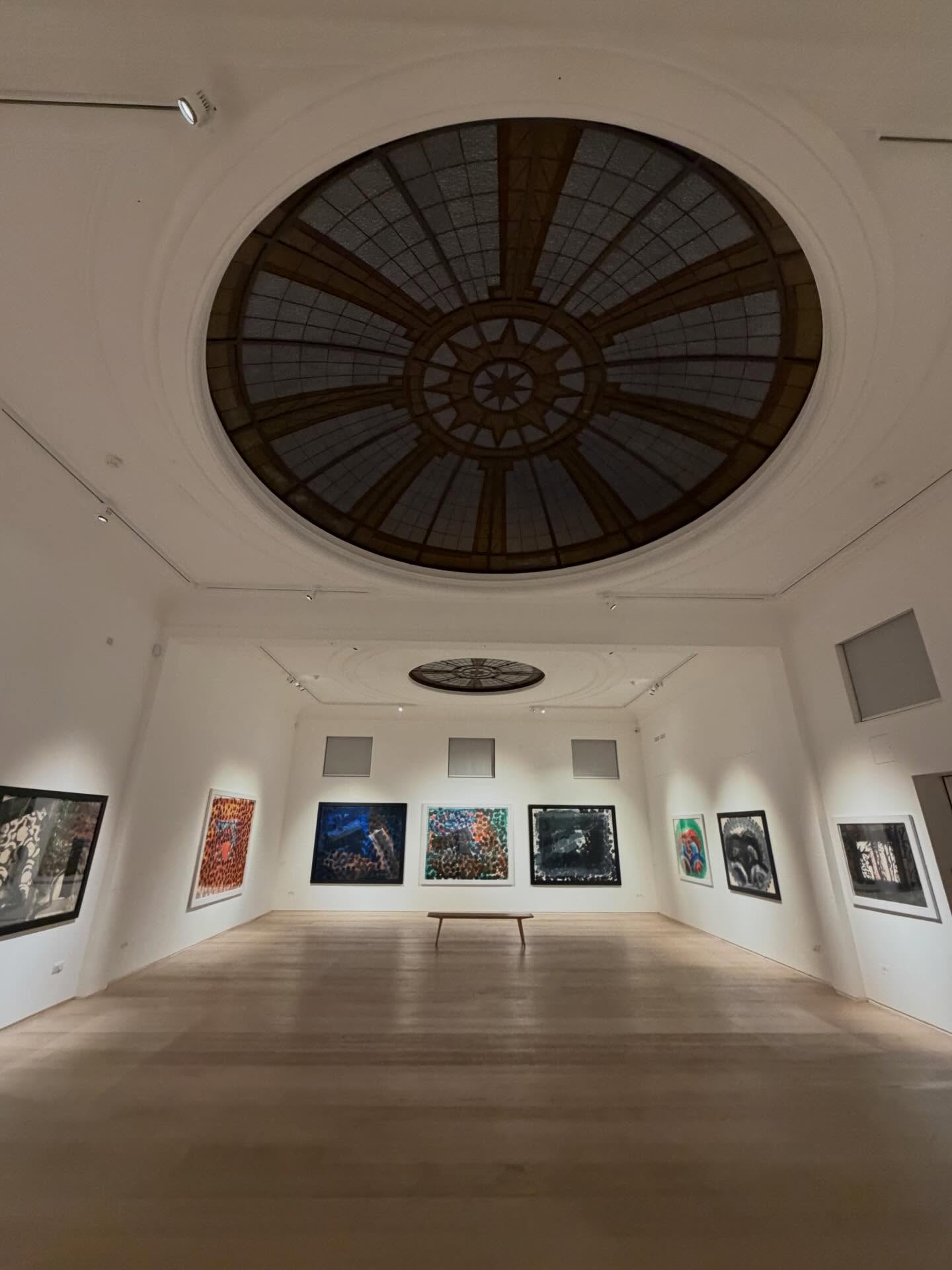 If you haven’t seen it already then we can highly recommend visiting the marvellous @howardhodgkin exhibition, ‘In a public garden’ over @pitzhanger in Ealing Broadway. It’s on till 8th March so plenty of time left.
Installed by our fantastic Out of the Blue Fabrications art handling team.