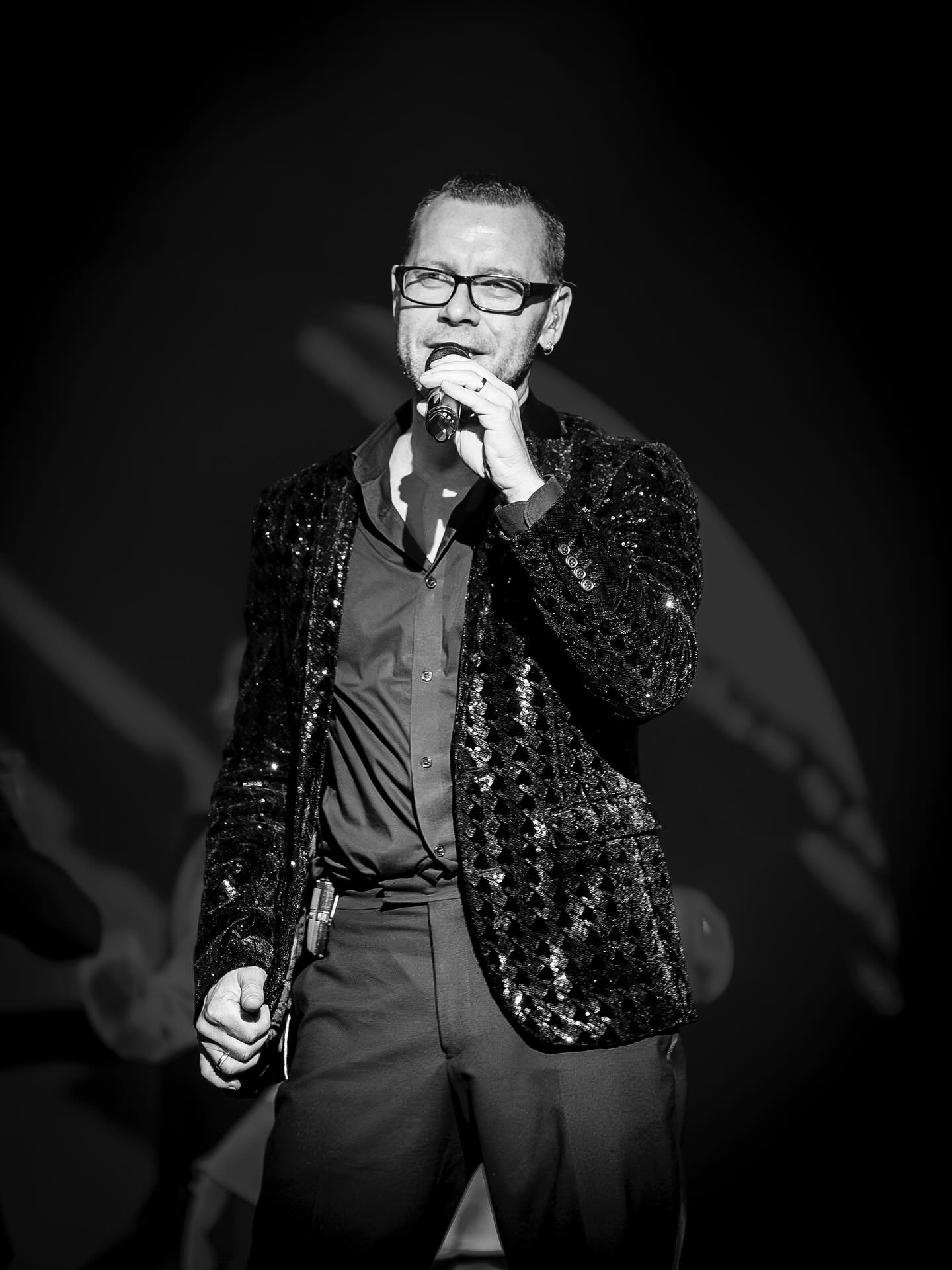 🤍 Auch vor dem Schlagzeug eine gute Figur: unser Mike am 🎤
➡️ Kommt und genießt unsere letzten 4 Show @dinnershowleipzig 🌟
#Dinnershowleipzig #Nightfever #Liveband #Leipzig