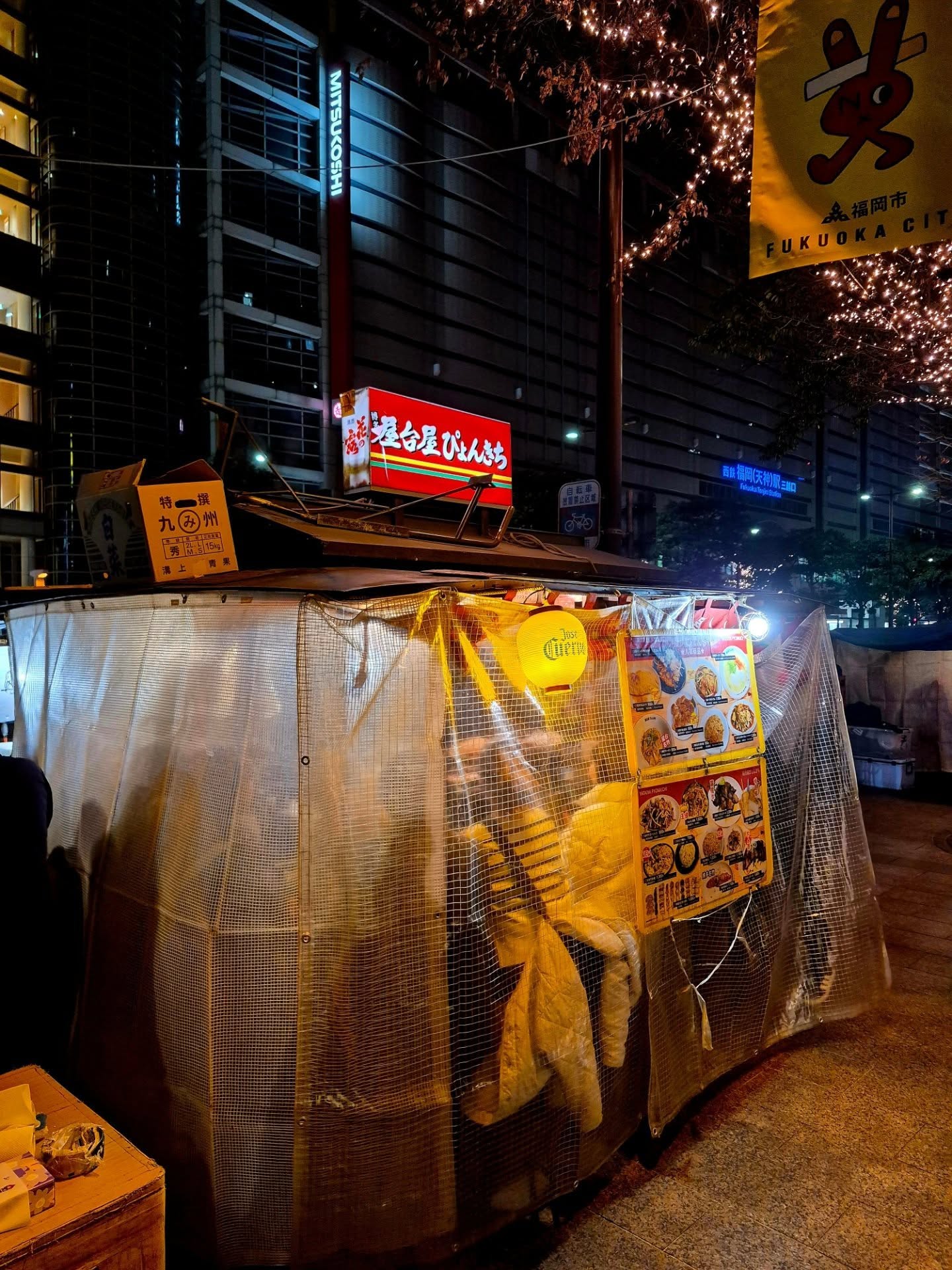 Premier repas Ă Fukuoka dans un yatai đ
Ces petits stands de rue emblématiques de la ville apparaissent le soir et offrent une expérience ultra conviviale : quelques places, une cuisine ouverte, et beaucoup de partage. Une premiÚre immersion dans la street food de l'ßle de kyushu. Au menu oden (pot au feu japonais), nouilles sautées, et hakata gyoza.
Un rĂ©gal ! đđŻđ”