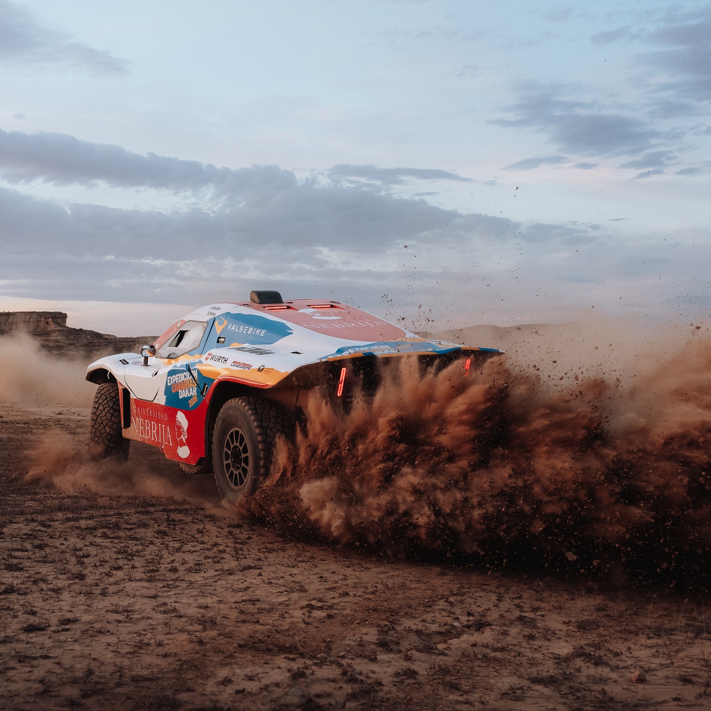 Todo proyecto sólido empieza con una buena idea… y con las preguntas adecuadas.
Desde el primer momento trabajamos junto al equipo de la Universidad Nebrija para definir cómo querían contar su preparación para el Dakar y, sobre esa base, construir un enfoque audiovisual coherente.
En el desierto de Monegros desarrollamos toda la producción de foto y vídeo, acompañándolos en jornadas reales de pruebas y expedición, aportando criterio creativo, estructura narrativa y experiencia en producción.
El objetivo no era solo documentar, sino dar forma a un relato que representara fielmente al equipo y su proceso.