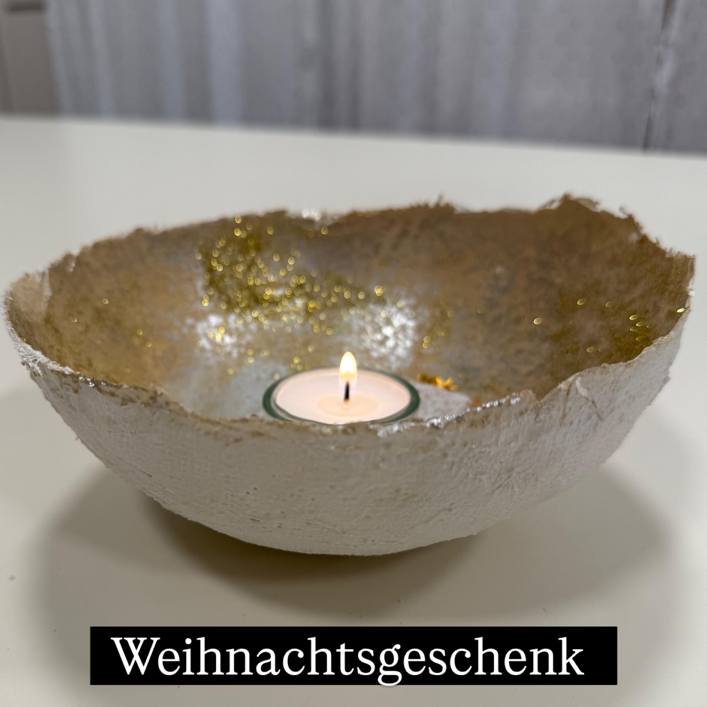 Weihnachtsgeschenk ✨
2 0 2 5
mit @ingold.biwa / Werbung
Fürs 2026 wünsche ich Euch viel Funkeln und leuchtende Momente. 🌟
Dieses Schuljahr gab es wieder einmal ein Weihnachtsgeschenk. Im letzten Jahr gab es nichts materielles, sondern unser Musical. 🥹
Manchmal frage ich mich, wieso von uns Lehrpersonen erwartet wird, dass wir Geschenke mit den Kindern machen ❓
"Machen Sie etwas für Muttertag oder muss ich selbst etwas organisieren?"
Schon oft haben mir Kinder gesagt, dass das Geschenk im Abfall gelandet ist - weil es nicht passt oder "sowieso nur en Seich isch"..
Ich lebe eine andere Geschenkekultur und kommuniziere dies auch so. ❤️
Zeit ist das wertvollste Gut, welches ich geben kann.
Wieso wird nur zu Weihnachten geschenkt? Weil man es so macht?
Worte sind so viel mehr wie eine Schachtel Praline, es bedeutet für mich, dass sich jemand die Zeit nimmt, eine Karte auswählt und sich Gedanken gemacht hat. 🥹
Wie Ihr ja wisst, behalte ich die Karten/Briefe alle auf. 😊
Wie seht Ihr das ❓
Auch unter dem Jahr einen Brief versenden, jemandem ein Lächeln auf das Gesicht zaubern - ich liebs.
Nicht nur zu Weihnachten und erzwungen.
Manchmal kommen mir spontan die besten Ideen unter dem Jahr. 😃
und jetzt zum Geschenk:
Das Arbeiten mit Gipsbandagen habe ich so gut in Erinnerung und wollte dies unbedingt ausprobieren mit den Kindern. #fürmehrrealitätaufinstagram
hah, die Sauerei.. Aber es hat so Spass gemacht.
Im November konnten wir bei Sonnenschein draussen gipsen und werkeln. 🌞
Immer kleine Gruppen kamen während der Pause an den Tisch - erklärt wurde immer von den anderen Kindern.
Die Anleitung findet Ihr bei @ingold.biwa Schritt für Schritt.
Auch wenn einige Ballone sich vom Gips getrennt haben oder in den Dreck fielen - jede Funkelschale bedeutet so viel Fleiss und Liebe. 🥹✨
Eingefangen im Gips und dem Glitzerstaub.
Die Kinder haben das Farbkonzept und eine passende Schleife selbst zusammengestellt.
Wie stolz es nach Hause getragen wurde. 😍
Das Aufräumen dauert mit Kindern 10x länger - aaaaber es ist halt "Hilf mir, es selbst zu tun" und das steht bei mir an 1. Stelle. 💪🏼
Was habt Ihr verschenkt❓
Was war Euer liebstes Geschenk ❓