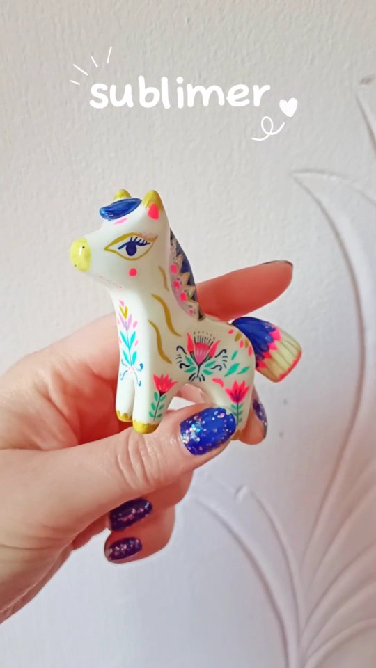 Et voilà la petite histoire de ce cheval et du message que j'avais envie de glisser derrière mes voeux 2026! 🤗🐴🦄💖
J'espère que ça vous plaira, que ça vous parlera et MERCI pour vous nombreuses réactions sous ma dernière publication! C'est grâce à vos actions qu'instagram décidera ou non de montrer mon travail. 🙏
°°°
Dîtes moi en commentaire: si il n'y avait pas de limites, vous vous rêveriez en quoi? Artiste, aventurière, chat, danseuse, militante,...? Je suis curieuse?
°°°
Merci d'être là et soyez libres d'écouter vos rêves ! 😘
°°°
#rêve #clay #art #creation #faitmain