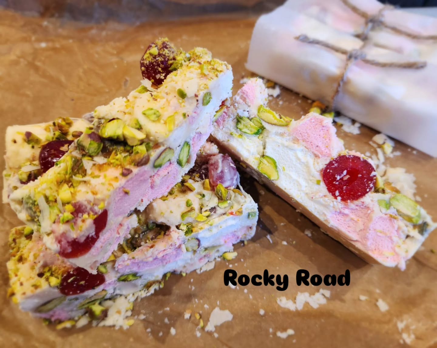 Het nieuwe jaar kan rocky zijn... maar met de juiste ingrediënten wordt het pure zoetigheid! 😏
Na een lastige periode met een gescheurde rotator cuff (sinds Kerstmis veel pijn in mijn linkerschouder), is dit mijn allereerste baksel van 2026 – en wat een feestje! Deze romige witte chocolade rocky road met knapperige pistaches, sappige rode kersen en zachte marshmallows smaakt extra goed als comeback. 💪🍫
Ik ben ondertussen volop aan het experimenteren met nieuwe zoetigheden om binnen de komende 2 weken een frisse categorie toe te voegen aan de website… met een eerste blik op wat er komt voor Valentijn! ✨
Welke twist zou jij toevoegen aan rocky road om het perfect te maken voor Valentijn? 💕 Denk aan smaken, kleuren, toppings… ik lees al je ideeën!
Sla dit op als reminder en laat het me weten in de comments of via DM!
#nieuwjaar2026 #rockyroad #comeback #wittechocolade #valentijncomingsoon