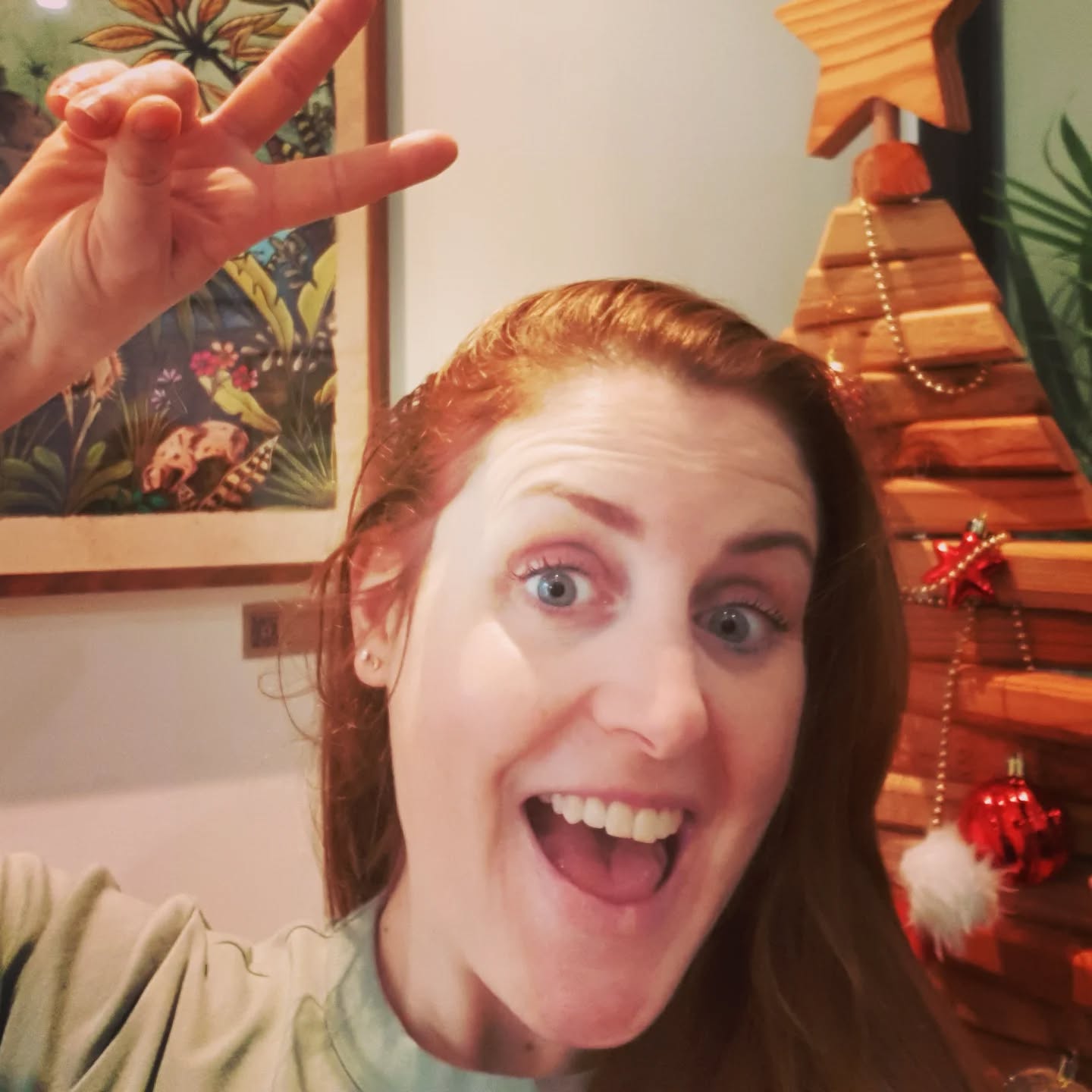 DERNIÈRES IMAGES DE 2025...ET BONNE ANNÉE ! 🍾🍾
1. Un grand merci pour cette année de folie ! Plume continue de grandir et c'est grâce à vous ❤ En tant qu'entrepreneure je suis heureuse d'avoir bien bouclée l'année 2025 mais repartir sur une nouvelle année c'est aussi remettre les compteurs à zéro et une certaine dose de stress aussi...💪🏻
2. Petit souvenir du repas de Noël avec mon foie gras maison au Porto 🎄 Pas eu le temps de prendre d'autres photos tellement tout est parti vite ! Un grand merci encore pour votre fidélité ⭐
3. Le resto est souvent plein en saison froide ❄ Je vous proposerai bien une place en terrasse mais...🥶🥶 Nous avons tout de même une petite trentaine de place à l'intérieur et la rotation est rapide, j'essaye toujours de vous trouver une petite place 😉
4.5. Parmi les dernières prestations traiteur de l'année : un diner de Noël entre collègue et un petit brunch en entreprise 🥞 L'activité traiteur a vraiment fait un bon cette année ! Merci merci merci pour votre confiance, j'adore cette partie du métier. Je me dit souvent : "ah oui là c'est l'heure...ils doivent commencer à manger, j'espère que ça leur plaît...!". Et merci pour vos retours si positifs 🥰 Je suis déjà sur les premiers devis de l'année 2026 💻
6. Mais avant de my remettre, je reste encore un peu sous la couette pour recharger les batteries avec mes bouillottes naturelles 😻
On se retrouve lundi dès 12h !
Et d'ici là je vous souhaite une très belle année 2026 ❣
.
.
.
.
.
.
.
#bonneannée #restaurant #traiteurnantes #nantescentreville #entrepreneure