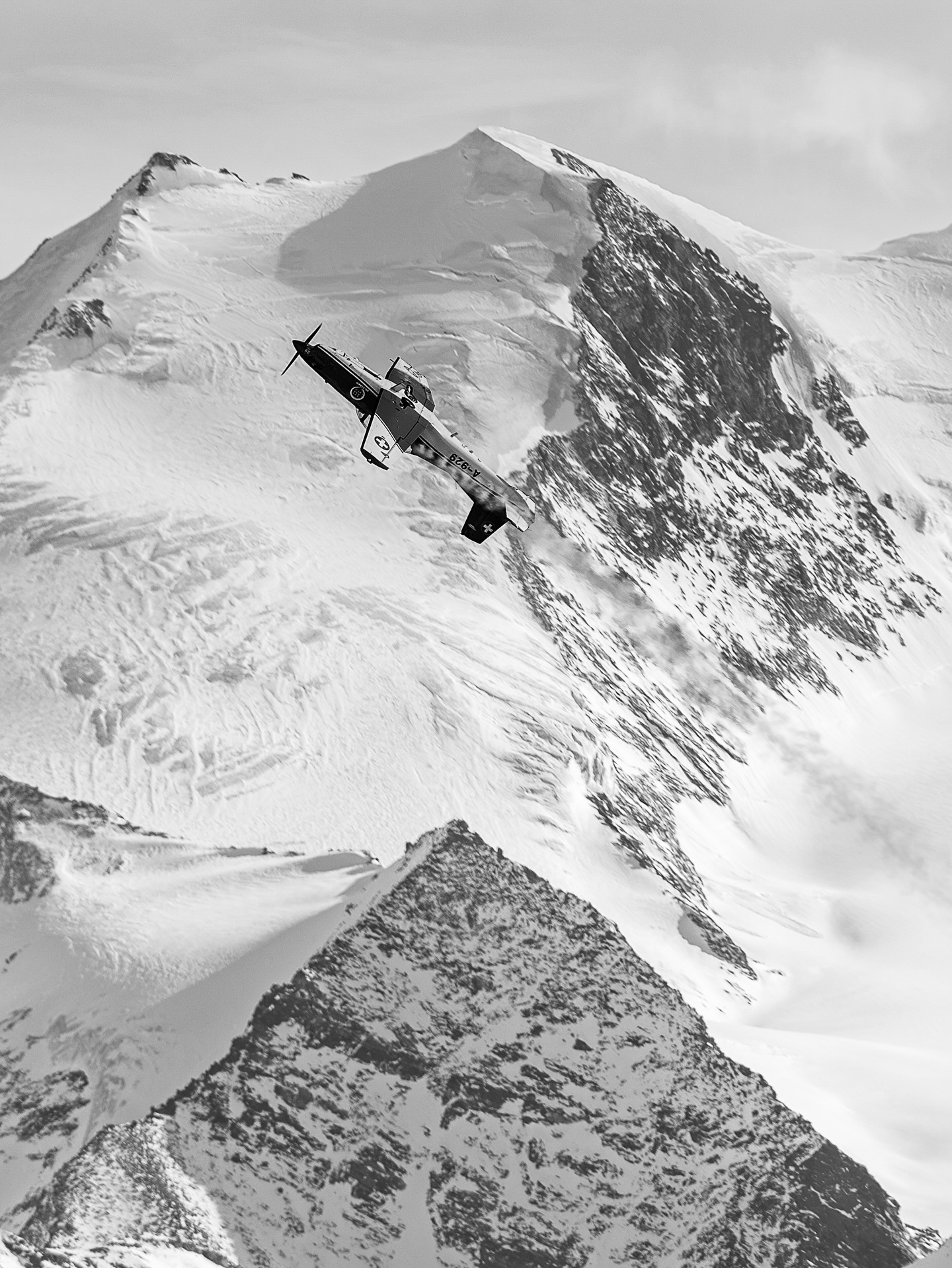 Das PC-7 TEAM ist tief erschüttert über die Ereignisse der Neujahrsnacht in Crans-Montana. Unsere Gedanken sind bei den Betroffenen, ihren Angehörigen sowie den Rettungskräften. 🕊️
———
The PC-7 TEAM is deeply saddened by the events of New Year’s Eve in Crans-Montana. Our thoughts are with those affected, their families, and the emergency responders. 🕊️
———
Le PC-7 TEAM est profondément bouleversée par les événements de la nuit du Nouvel An à Crans-Montana. Nos pensées vont aux personnes touchées, à leurs proches ainsi qu’aux équipes de secours. 🕊️
———
Il PC-7 TEAM è profondamente colpito dagli eventi della notte di Capodanno a Crans-Montana. I nostri pensieri sono con le persone colpite, le loro famiglie e le squadre di soccorso. 🕊️
📸 @victor31ch | #pc7team #swissairforce #aviation #cransmontana #switzerland