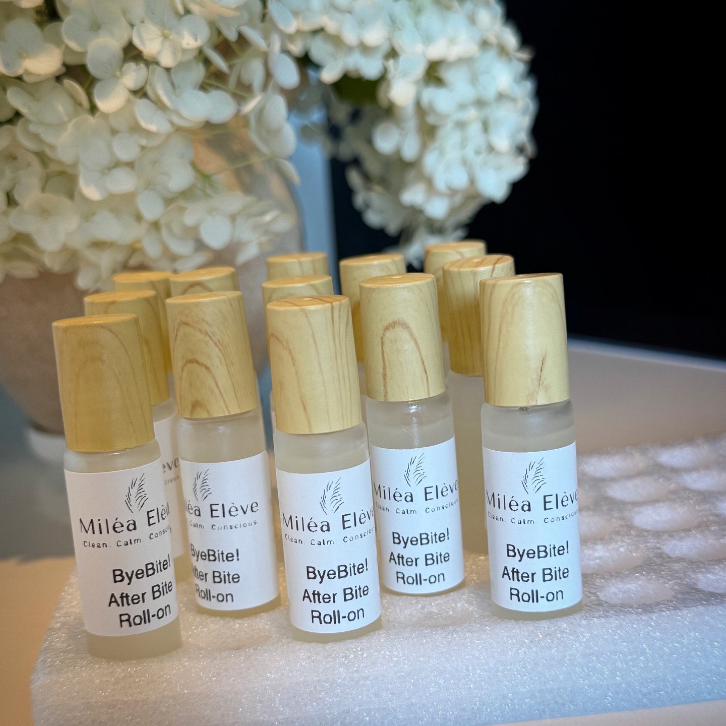 ByeBite! De natuurlijke verlichting na een beet ✨🌿
Een muggenbeet, insectenbeet of jeuk?
Met ByeBite! geef je je huid direct rust en verzorging op een natuurlijke manier.
Deze roll-on is verrijkt met zorgvuldig geselecteerde etherische oliën die bekendstaan om hun verzachtende en kalmerende werking.
Ideaal na insectenbeten, voor het slapen gaan of gewoon voor onderweg.
✔️ Natuurlijk & huidvriendelijk
✔️ Handig roll-on formaat
✔️ Fris, zacht en verzorgend
✔️ Geschikt voor jong & oud
Smeren, ademhalen… en weer door 💛
Bye jeuk, bye irritatie, ByeBite!
#MileaEleve #ByeBite #NatuurlijkeVerzorging #AfterBite #ZomerMusthave #EtherischeOliën #Huidverzorging #MamaProof #OnTheGo