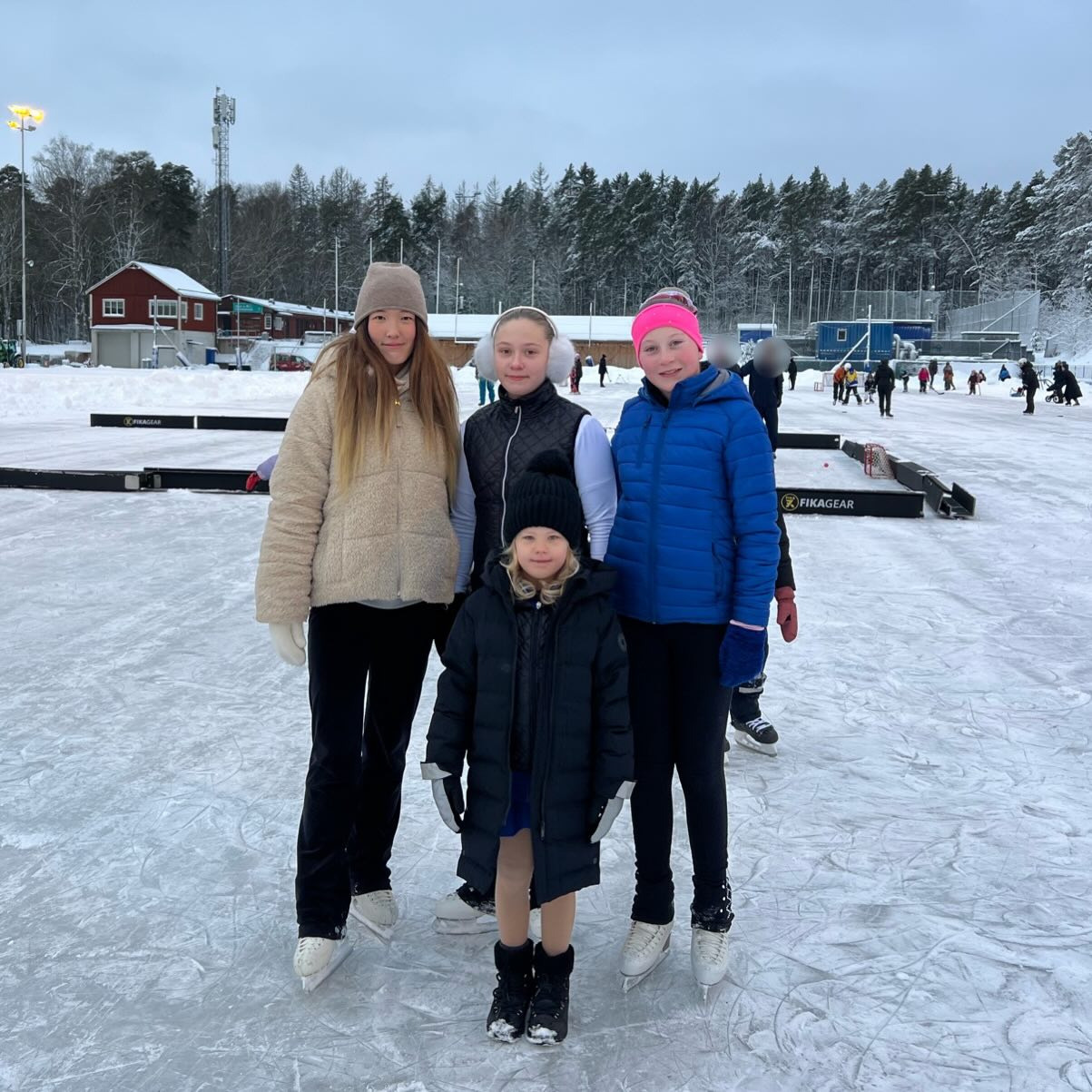 Idag deltog klubben på Solna stads ”Prova på vinteridrott” på Bergshamra IP, där barn fick testa konståkning, ishockey, bandy och ringette – riktigt kul! 😃
Från vår klubb deltog Elvira, Alicia, Felicia och Bonnie som hjälpte barnen att prova på allt från bubblor och piruetter till många andra roliga övningar på isen. ⛸️
Ett stort tack till er och till alla engagerade föräldrar som var med under dagen.
Det var fantastiskt att se så många barn som ville lära sig åka skridskor och prova på konståkning. Vi hoppas att vi ses på isen snart igen! 👋