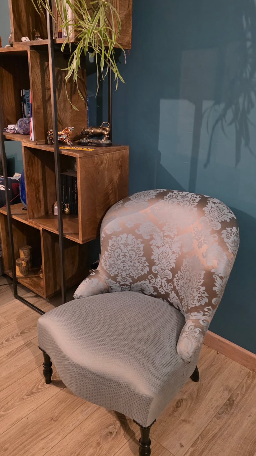 Réfection partielle de cette chauffeuse style napoleon III. Changement des pieds avant , garniture pousse pour l’assise . Tissu montespan et pardaillan de chez @casaltissus #tapissiere ##hupholstery #artisanatfrançais🇫🇷 #artisanatdart
tapissierdécorateurvalenciennes
valenciennes lille mons Denain cambrai saintamandleseaux
trithstleger
letempsdunemetamorphose
letempsdunemetamorphose
déco tendance tapissierdameublement