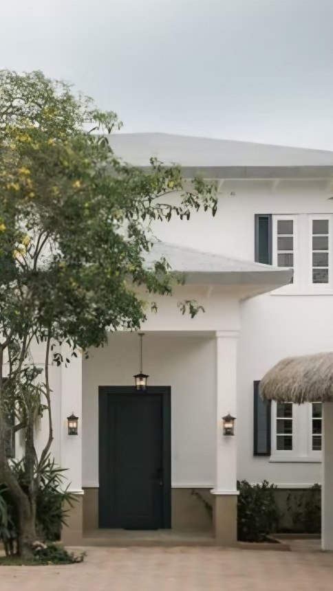 Seascape Residence
In this documentary, we reflect the standard of DOS. We carefully select each project to dedicate the level of detail and attention that defines our work. In this beach house, we fully designed and executed the architecture, interior design, furniture, and styling.