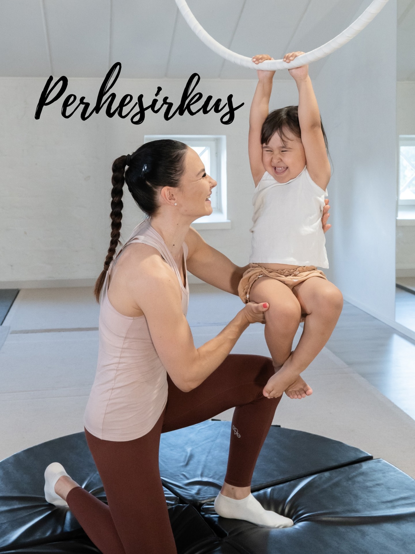 PERHESIRKUS 🎪
Perhesirkustunnille voivat osallistua 1-4-vuotiaat lapset oman aikuisen kanssa. Perhesirkustunnilla treenataan lapsen ehdoilla, leikkien, innostuen ja onnistuen! Tunnilla harjoitellaan vaihdellen eri sirkuslajeja kuten akrobatiaa, pariakrobatiaa, ilma-akrobatiaa sekä jongleerausta.
Mukaan tarvitset iloista mieltä, liikuntaan soveltuvat vaatteet ja juomapullon.
•la klo 9.45-10.30
•10.1.-16.5.2026 (ei tuntia talvilomalla eikä pääsiäisenä)
•175€ (18 kertaa)
Hinta sisältää 1lapsi+1aikuinen
Ilmoittautuminen Roof Aerial Club Appissa
📸: @takayamaproductions
#sirkus #kevätkausi #roofaerialclub #perhesirkus #harrastus
