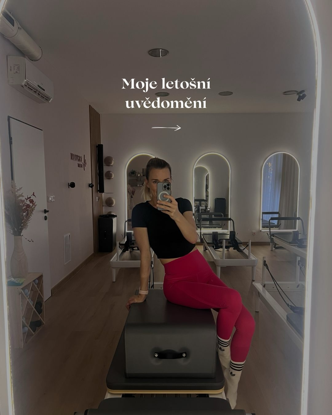 Život je soubor malých rozhodnutí. Každé z nich tě buď přiblíží k cíli, nebo taky ne.
Rok 2025 pro mě nebyl o dokonalosti. Byl o uvědomění.
Naučil mě zastavit se a dívat se pozorněji – na tělo, na mysl, na to, co mi bere energii, a co mi ji naopak dává.
Děkuju všem, kteří byli jeho součástí. A taky sobě, že se pořád snažím jít o kousek dál.
Přeju vám klidný vstup do nového roku a těším se na vás v roce 2026. ♥️