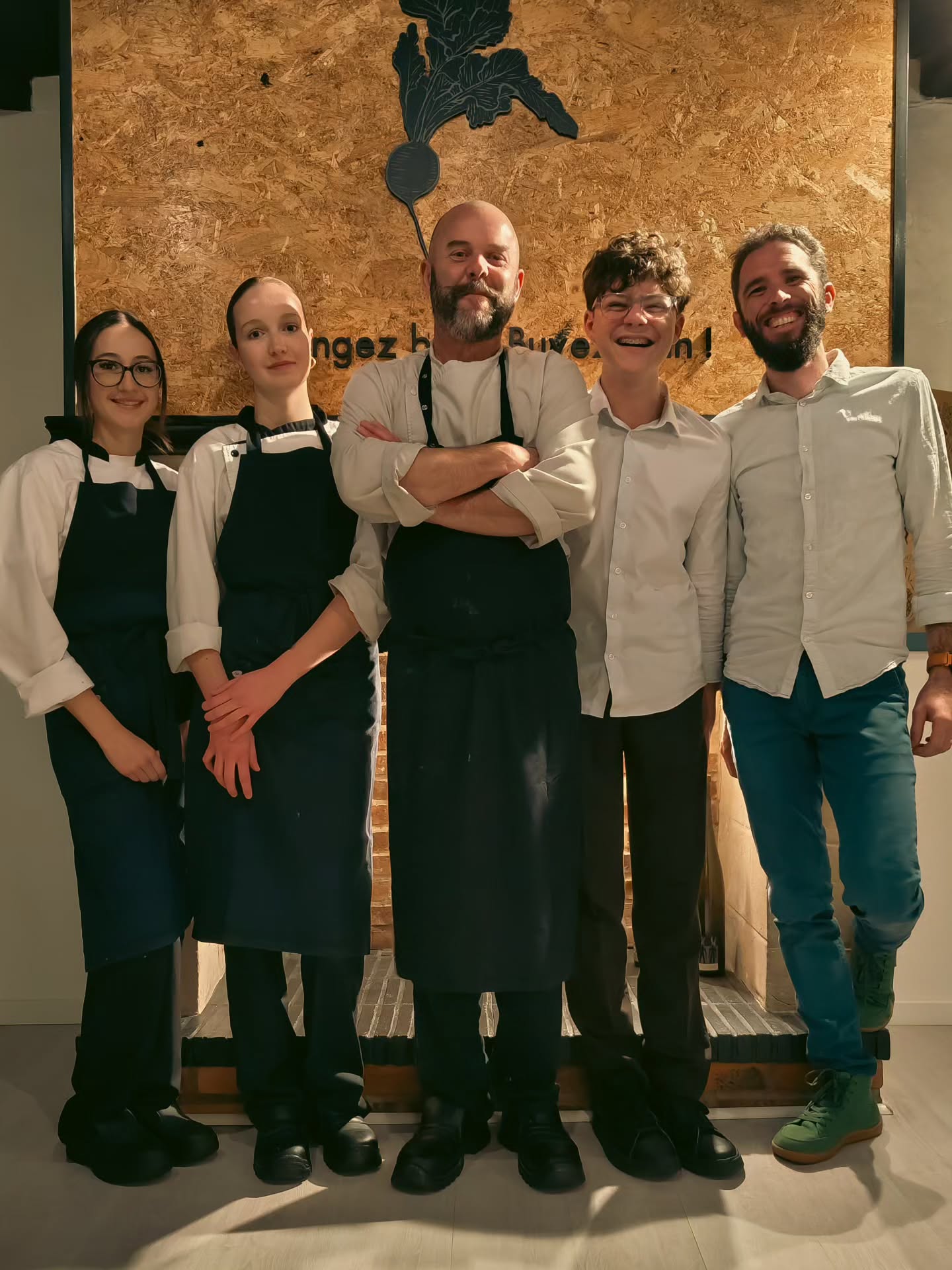 ✨ Bonne année de la part de toute l’équipe de Patachée ! ✨
Une nouvelle année commence, et c’est avec cette équipe formidable que nous avons envie de la vivre 💛
Merci à vous, clients fidèles, curieux de passage, habitués du comptoir ou de la table, pour votre confiance, vos sourires et votre gourmandise.
En 2026, on continue de cuisiner avec passion, de travailler les produits avec soin et de partager de beaux moments autour d’une table, tout simplement.
Cette photo, c’est nous : une équipe motivée, engagée et heureuse de vous accueillir chaque jour.
🥂 Très belle année à vous, et à très vite chez Patachée ! 🥂