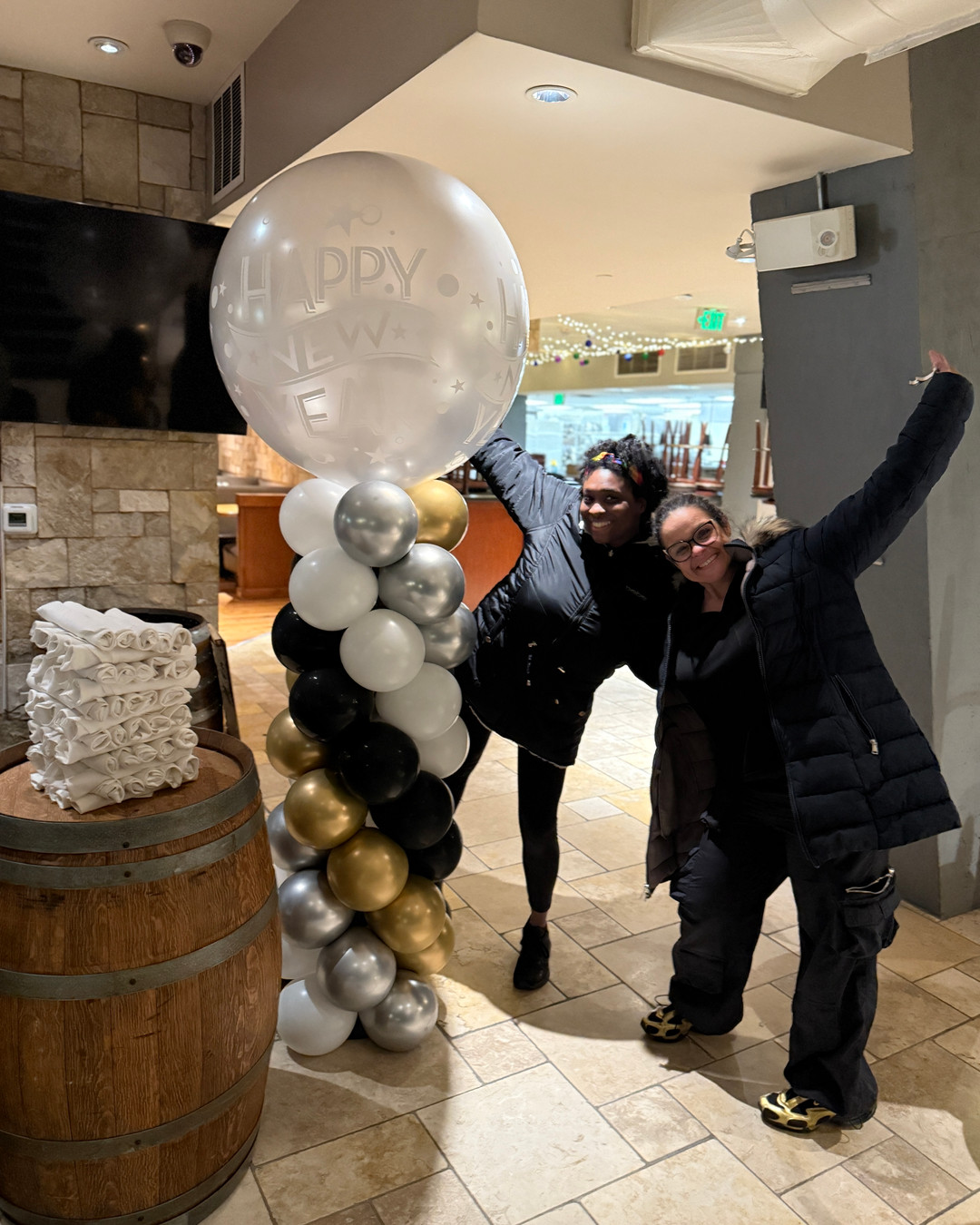 š What an unforgettable night with High Haven Balloons as we rang in the New Year 2026 in style! ⨠3 balloon drops, columns, jumbo spheres, Pop Drops and columns made it a vibrant celebration., this experience was everything I dreamed of and more! Check out the full story on our blog. Link in Bio #NYE2026 #BalloonsAndBeyond #Maryland #WashingtonDC