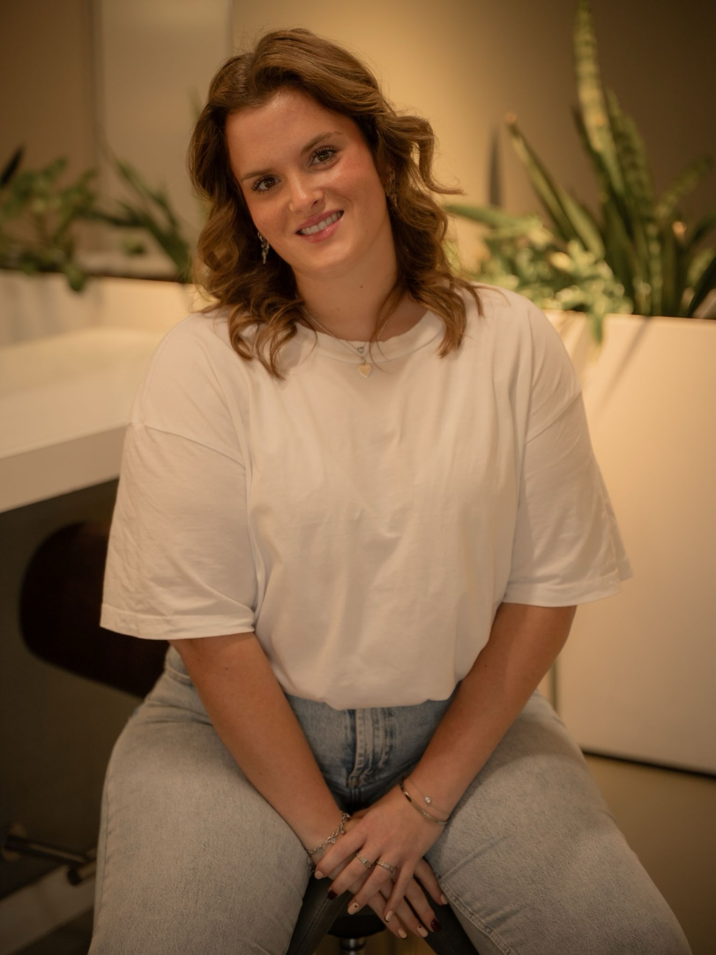 Hii, ik ben Romy!🙋🏻♀️
De meeste van jullie kennen mij nog niet zo lang, want sinds april ben ik werkzaam bij Bonita Cabello.
Ik ben 20 jaar oud en daarmee ook meteen de jongste van ons team 😜😍
Inmiddels zit ik al twee jaar in het kappersvak en ga ik elke dag met veel plezier naar mijn werk ☺️
Het kappersvak past echt bij mij: creatief bezig zijn, gezellig kletsen en mensen met een glimlach de deur uit laten gaan.
Wat ik echt het allerleukst vind om te doen, is krullen knippen 🤍. Dat is waar mijn passie ligt en waar ik het meest enthousiast van word!
Naast mijn werk woon ik nog thuis en ben ik iemand die houdt van gezelligheid, lachen en een fijne werksfeer ✨.
Achter de stoel ben ik rustig, maar altijd in voor een praatje. Ik vind het belangrijk dat je je op je gemak voelt en even écht een momentje voor jezelf hebt 🥰.
Hopelijk zie ik jullie snel bij mij in de stoel ✂️🤍