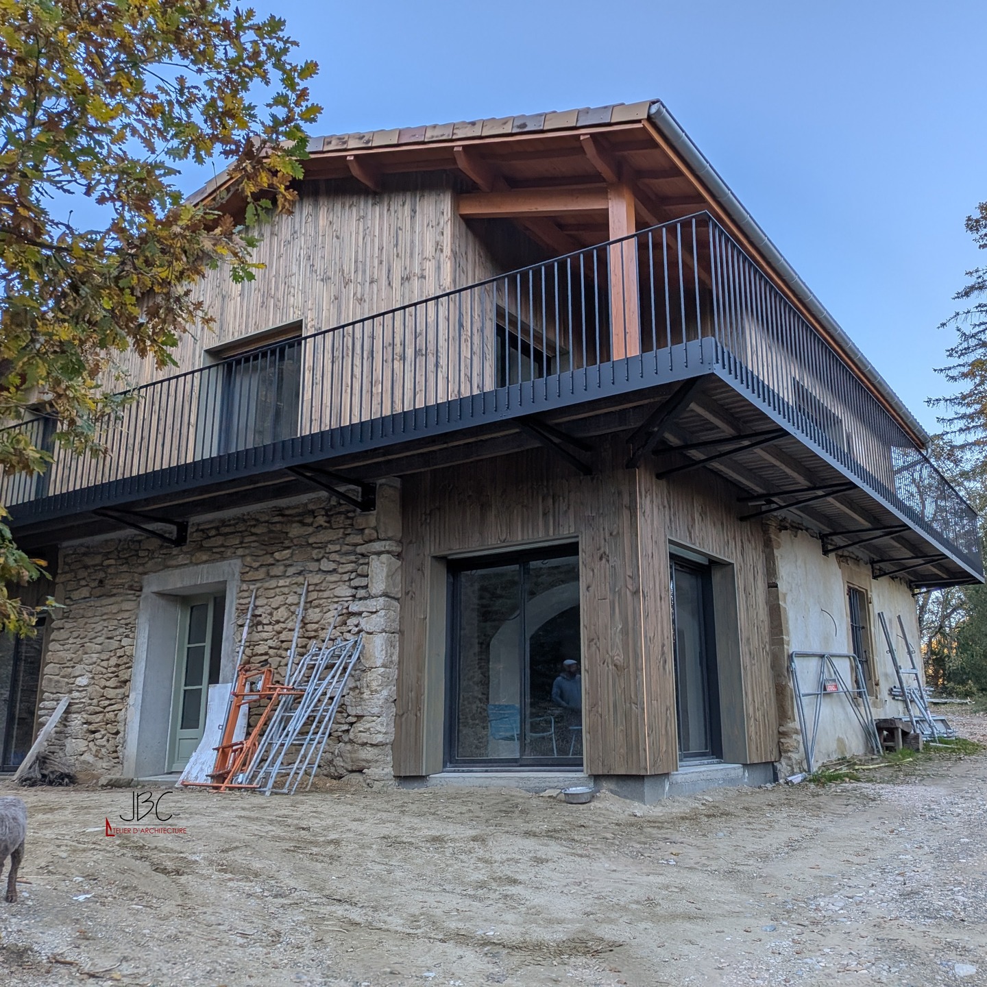 - PROJET-
Ce projet concerne la rénovation complète d’un ancien bâtiment d’habitation à Peyrins, avec pour objectif de réhabiliter l’existant dans le respect de son identité et de ses matériaux d’origine.
La pierre est mise en valeur en étant conservée apparente et jointée à la chaux.
La toiture sera réhaussée afin d’intégrer une isolation thermique performante, tout en conservant une forme simplifiée et cohérente avec le bâti existant.
Les structures ajoutées ou reconstruites seront réalisées en ossature bois, choisie pour sa compatibilité structurelle avec la pierre, sa légèreté vis-à-vis des fondations existantes et ses bonnes performances thermiques, contribuant à une amélioration globale de l’efficacité énergétique du bâtiment.
Type de projet : Mission complète
@noemiblais
@achacunsacuisine
Chanvre et bois
Giraud marchand
Metallerie vincent
Polliens menuiserie
100%sol
Cizeron
Maltelec
Trollier
Cetanche
Soltec
Isoneom
Chaleur et design
#architecture #bergerie #renovation #architecture_france #instarchitecture #construction #batiment
#espace #architecturegram #auvergnerhonealpes #rhonealpes
#paysage #territoire #archifrance #JBC #jbc