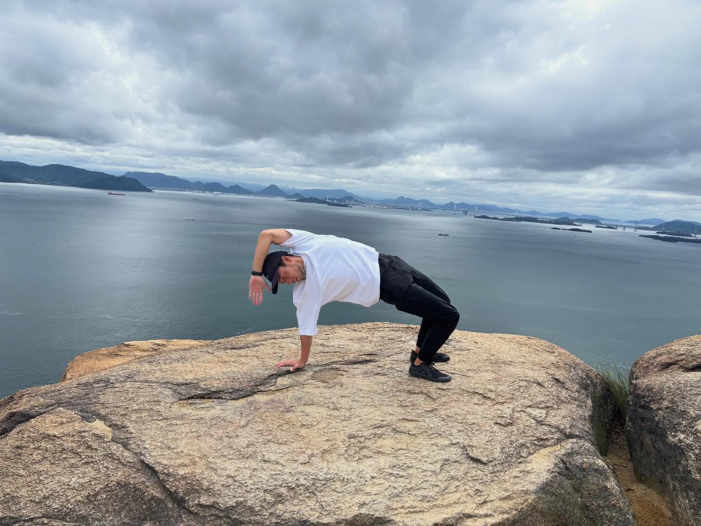 🎍新年あけましておめでとうございます🎍
旧年中はたくさんのご縁とご愛顧、誠にありがとうございました。
2026年も健康で動けるづくりを全力でサポートしてまいります💪
本年もどうぞよろしくお願いいたします。
一緒に、健康で充実した一年にしていきましょう!
今年のテーマ
Fortune favors the bold.
「幸運は勇者に味方する」
ロードマップをもとに楽しく、ワクワクしてやり甲斐のある会社を目指して突き進んでいきます👍
令和8年元日
大賀悠平
#福山市