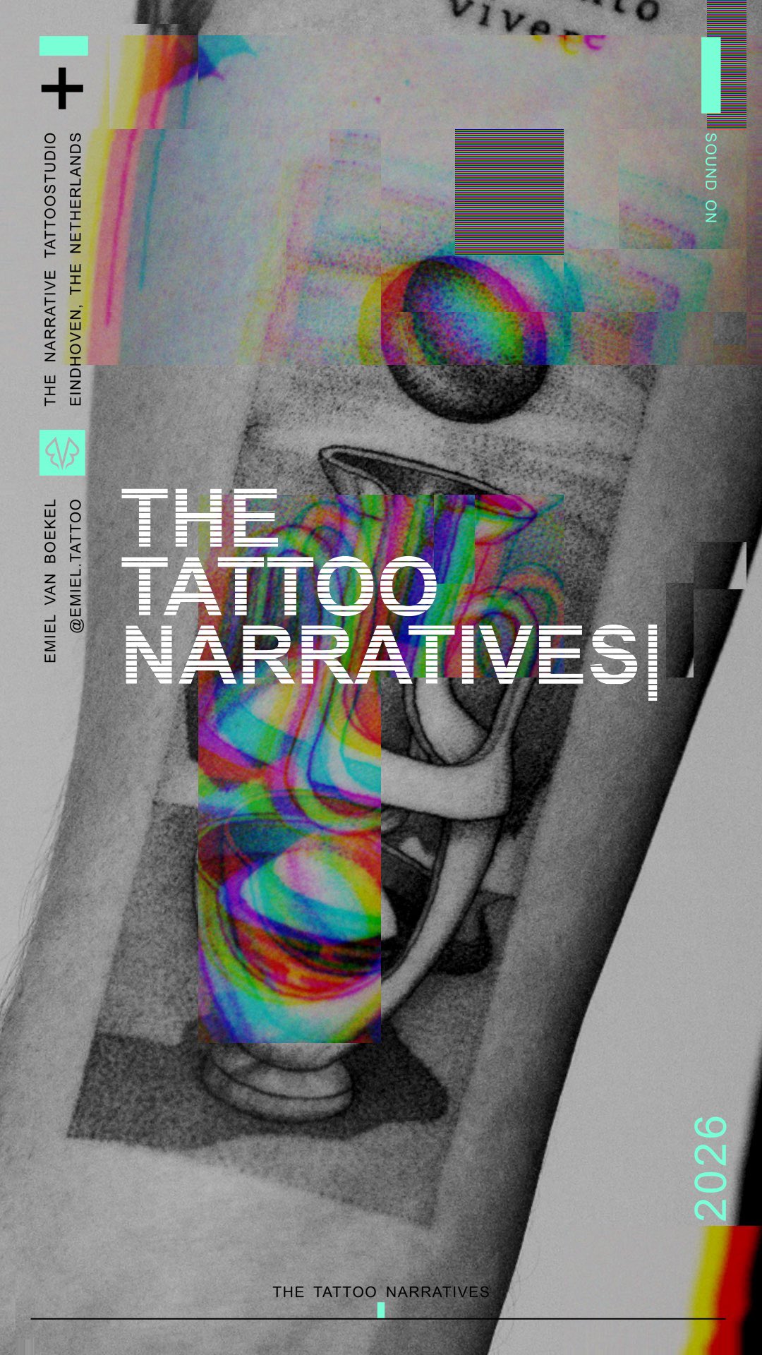 I designed this tattoo for a good friend of mine, Patrick. He wanted a vase, a motif I’ve created many times before. It often begins as a kind of graphic play: I try to connect the lines I see, or pull them apart. In doing so, the vase begins to change, and the elements that once felt solid become more fluid. The heavy black sphere, both sun and solid form, breaks free from gravity, while the light sinks into the water as a glowing orb. The “arms” of the vase seem to want to separate, yet at the same time, they embrace themselves. The landscape becomes visible through the vase. Foreground and background merge; the space between them compresses and warps, like a wormhole bending reality. Over time, I’ve tattooed many variations of this vase, and it continues to fascinate me, the endless possibilities it holds for expression.
-
Deze tattoo ontwierp ik voor een goede vriend van me, Patrick. Hij wilde graag een vaas, zoals ik die al vaker heb gemaakt. Deze zou op de binnenkant van zijn arm komen. Vaak begint het met een grafisch spel: ik probeer de lijnen die ik zie op een bepaalde manier met elkaar te verbinden, of juist uit elkaar te trekken. Zo verandert de vaas, en worden de elementen die normaal zo vast lijken, meer fluïde. De zware zwarte kogel, die zowel zon als massieve vorm is, ontsnapt aan de zwaartekracht, terwijl het licht als een bol in het water wegzakt. De “armen” van de vaas lijken zich los te willen maken, maar omarmen zichzelf tegelijkertijd. Het landschap wordt zichtbaar door de vaas heen. Voor en achtergrond versmelten met elkaar; de ruimte ertussen wordt samengedrukt en vervormt, als bij een wormhole. Ik heb inmiddels vele varianten van deze vaas getatoeëerd, en het blijft me fascineren hoeveel mogelijkheden erin schuilen om me uit te drukken.