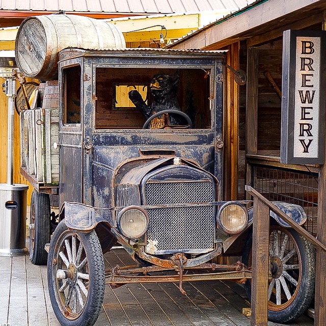 Explore the stunning landscapes of Wears Valley, TN! From breweries to antique shops, there's so much to discover on this driving tour through the Great Smoky Mountains. 🚗🌲✨ Don't miss out on the adventure! Link in Bio