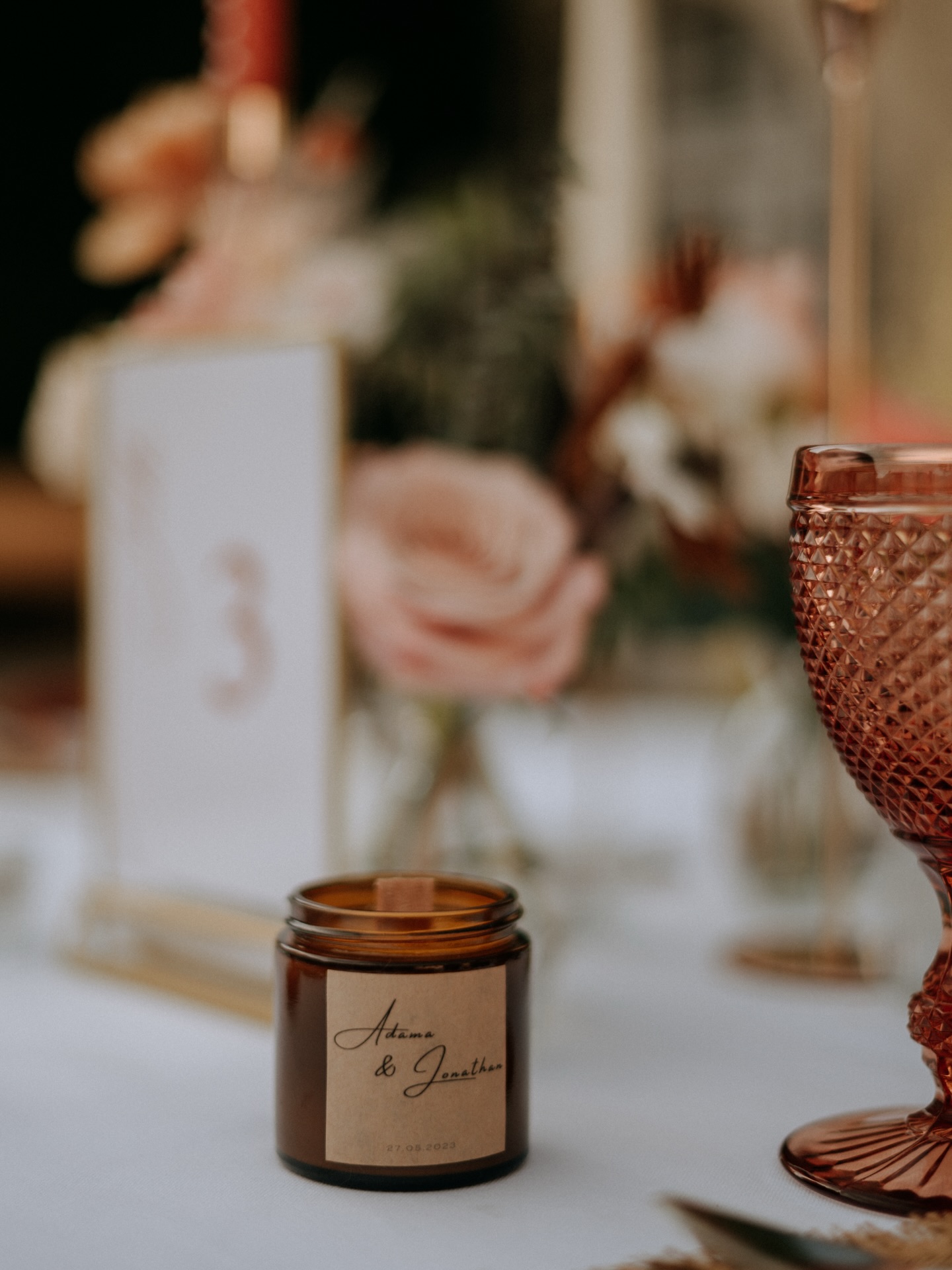 La bougie c’est un peu le petit cadeau invité qui fait toujours plaisir, puis à chaque fois que la mèche se fera brûler, vos invités penseront à vous ! 🧡
Ici, nos mariés ont opté pour des bougies artisanales fabriquées à la main en Normandie à l’odeur simple mais qu’on aime tous : la fleur de coton. Une odeur ni entêtante ni trop envahissante, juste ce qu’il faut.
__
Crédits :
Wedding Planner & Designer : @mc2monamour_normandie @mc2monamour_lareunion
Lieu : @manoirdutronchet91
Photographe : @nextdoorstories
Fleuriste : @lesjoliesfeuilleslestudio
Bougie cadeau d’invité : @faismoi.fondre
Mariage - décoration - cadeaux invités - Normandie - Wedding day - location décoration