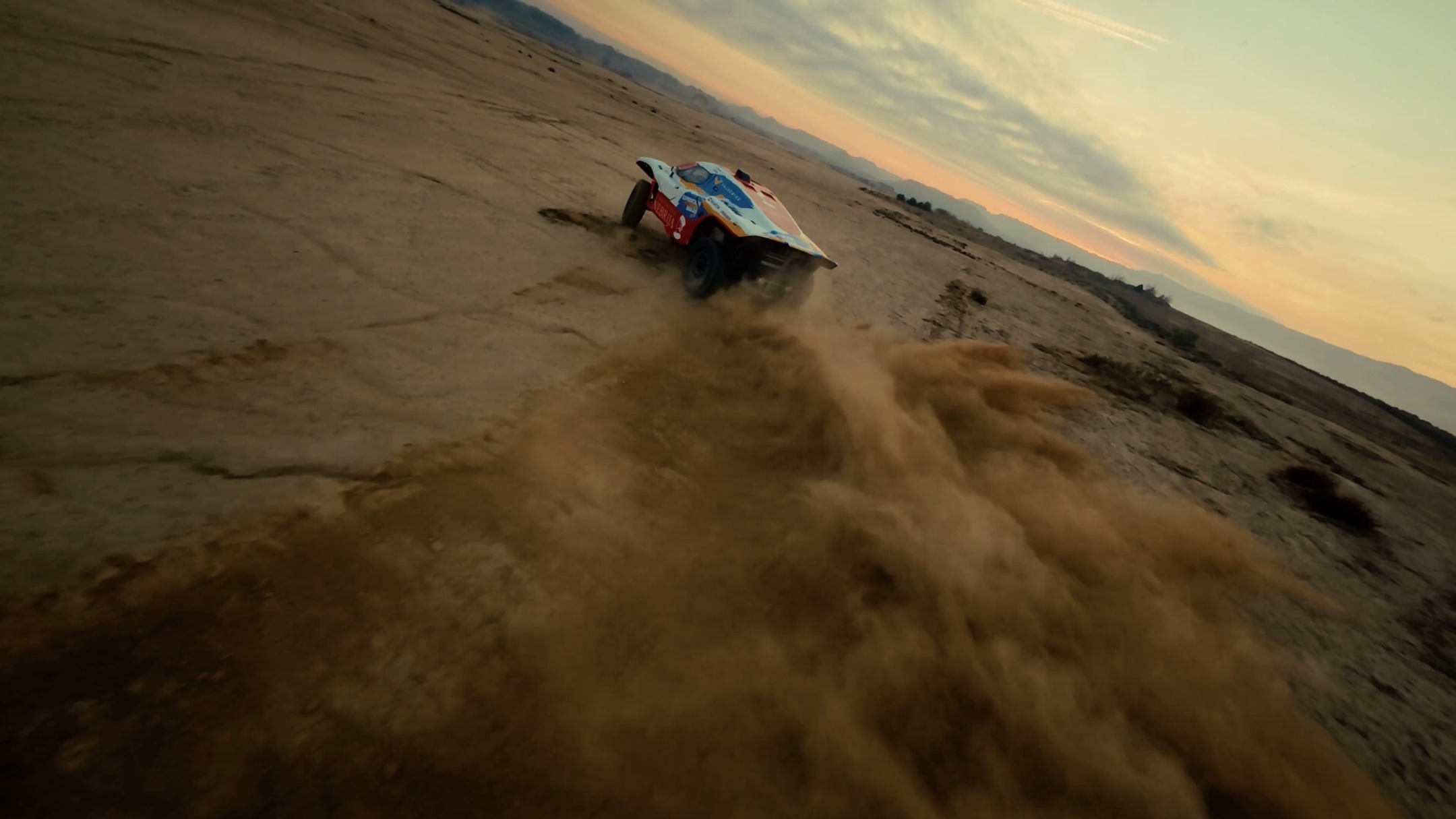 Este behind the scenes muestra el día a día de la producción sobre el terreno.
Planificación, coordinación, cambios de última hora y muchas decisiones pequeñas que permiten que todo funcione cuando estás rodando en un entorno real y exigente.
Aquí se ve cómo trabajamos: integrados con el equipo, anticipándonos a lo que va a pasar y adaptándonos constantemente para que la idea inicial se mantenga intacta hasta el último plano.