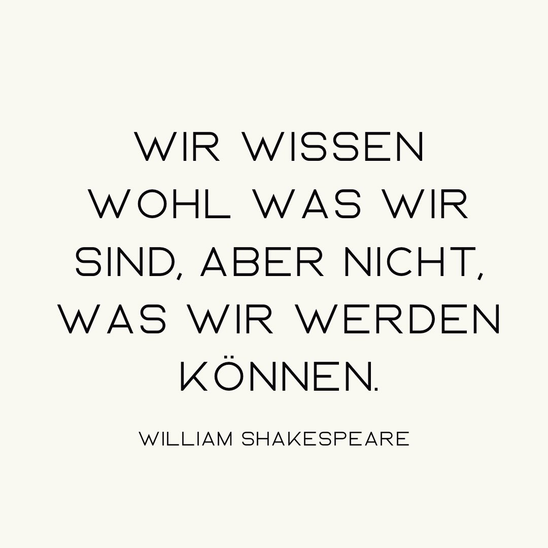 Wir blicken zurück auf das, was war.
Auf Erfahrungen, die uns geprägt haben –
Schönes und Schweres, Erfolge, Enttäuschungen, Begegnungen, Abschiede.
Wir erinnern uns an Brüche.
An Momente, in denen nichts mehr selbstverständlich war.
Krisen, Verluste, Umbrüche.
Stellen, an denen wir nicht stehen geblieben sind, sondern uns – oft unbemerkt – verändert haben.
Wir sehen die Rollen, die wir getragen haben.
Gewählte und übernommene.
Die Starke. Die Verantwortliche. Die Helfende.
Sie haben uns geformt – aber sie definieren nicht alles, was wir sind.
Und wir blicken auf unsere Wege.
Selten gerade.
Mit Umwegen, Pausen und Neuanfängen.
All das kennen wir.
All das sind wir.
Doch was vor uns liegt, wissen wir nicht.
Und genau darin liegt Hoffnung.
Denn in uns steckt mehr, als wir heute überblicken können.
Entwicklung bleibt möglich –
leise, Schritt für Schritt,
wenn wir bereit sind, hinzuhören und uns auf den Weg zu machen.