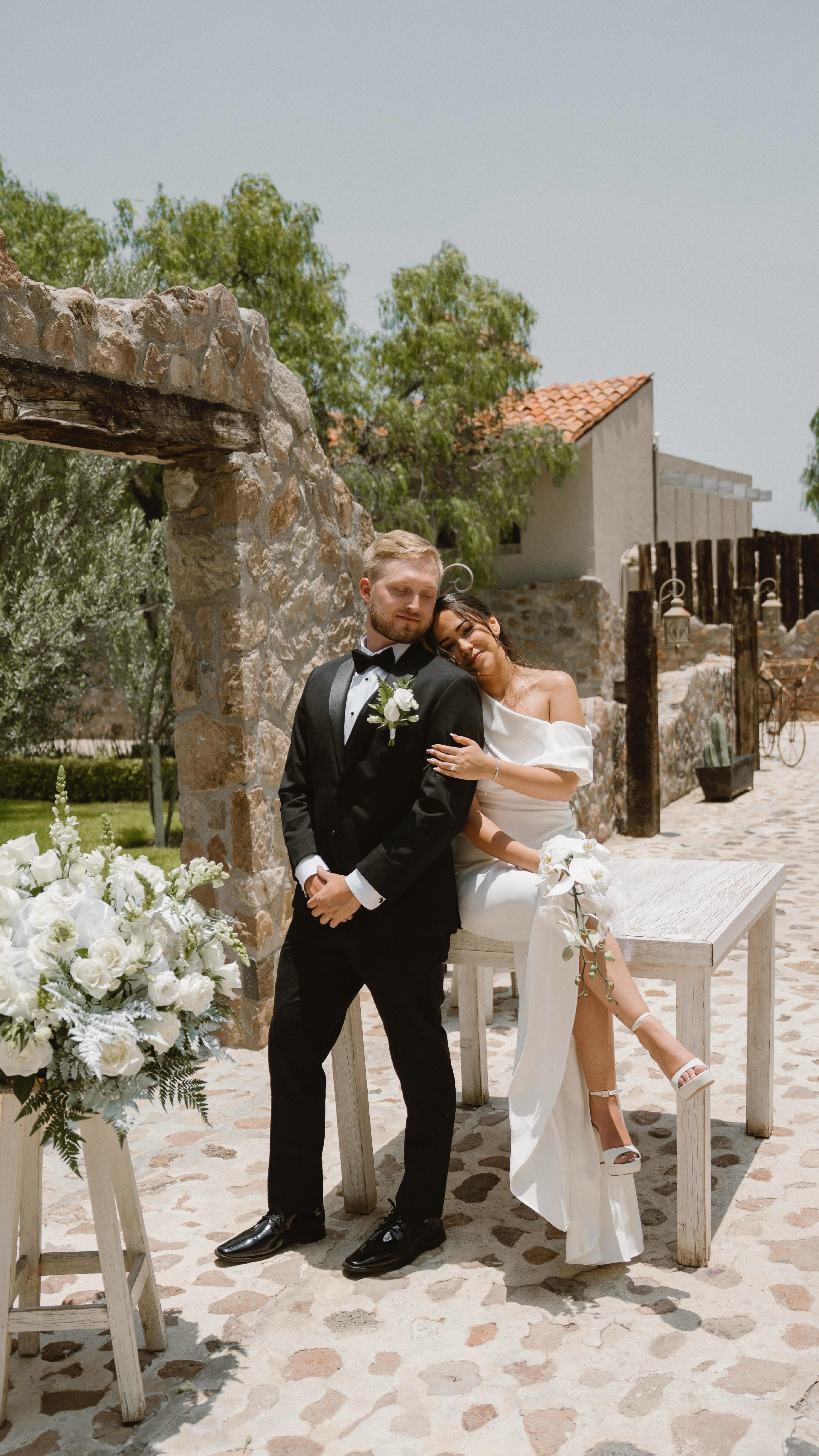 Después del first look, cuando la emoción aún estaba en el aire, ella le entregó el regalo.
Un reloj.
Él quedó en silencio, sorprendido… era el reloj que siempre soñó.
Mientras capturaba este momento en video con mis lentes, entendí que no estaba registrando un objeto, sino el inicio de todo el tiempo que estaban a punto de compartir.
Hay instantes que no se planean, solo se sienten… y se cuentan para siempre.
#WeddingStorytelling
#FirstLookMoment
#DestinationWeddingMexico
#BehindTheScenesWedding
#LoveInTheDetails