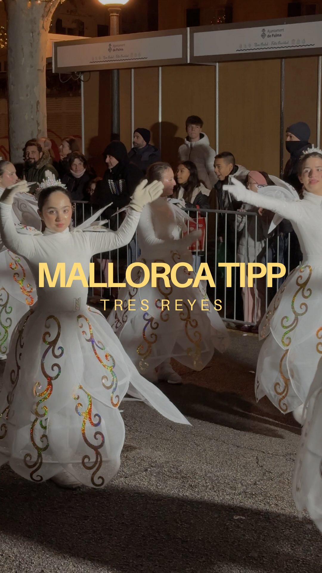 Januar ist der Monat der Feste auf Mallorca 👑✨
Was viele nicht wissen: Eines der schönsten und magischsten Events des Jahres findet nicht an Weihnachten, sondern Anfang Januar statt.
Tres Reyes, der Tag der Heiligen Drei Könige, verwandelt Palma in ein einziges Lichtermeer voller Musik, Emotionen und leuchtender Augen ✨
Die Parade zieht durch die Stadt, überall stehen Menschen, Süßigkeiten fliegen durch die Luft und Palma zeigt sich von seiner ganz besonderen Seite. Für Kinder ist dieser Abend sogar wichtiger als Weihnachten – denn die Geschenke gibt es erst am 6. Januar 🎁
Für mich ist es jedes Jahr wieder ein Gänsehautmoment und definitiv ein Must-See auf deiner Mallorca Bucket List 👑
👉 Unbedingt abspeichern für nächstes Jahr.
Und das Beste: Tres Reyes ist nur der Anfang.
Der Januar auf Mallorca ist voll mit Festen, Traditionen und besonderen Momenten.
Wenn du wissen möchtest,
✨ welche Events noch kommen
✨ was sich wirklich lohnt
✨ und wie sich das Inselleben abseits der Saison anfühlt
dann folg mir für mehr Mallorca Tipps, Travel Guide Inspiration und die vielen kleinen Momente dazwischen 🌴☀️