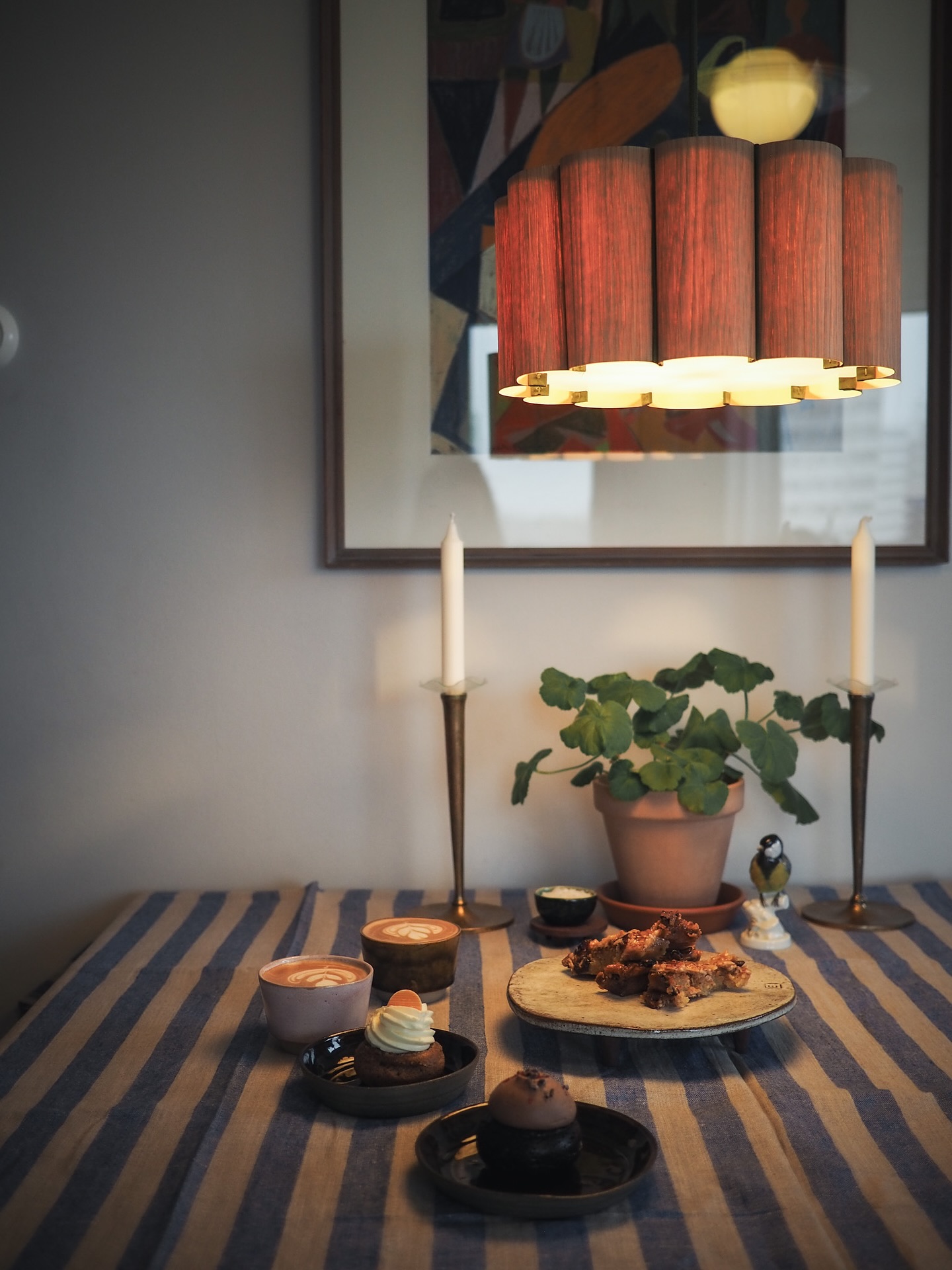 Hjemme hos Ebba Bubb finner vi en rustfri Linea Mini, plassert i en koselig krok på kjøkkenet ☕️ Les mer om espressomaskinen og kvernen hun har valgt i bloggserien "Min La Marzocco" på bloggen til @rrebelsweden 📰