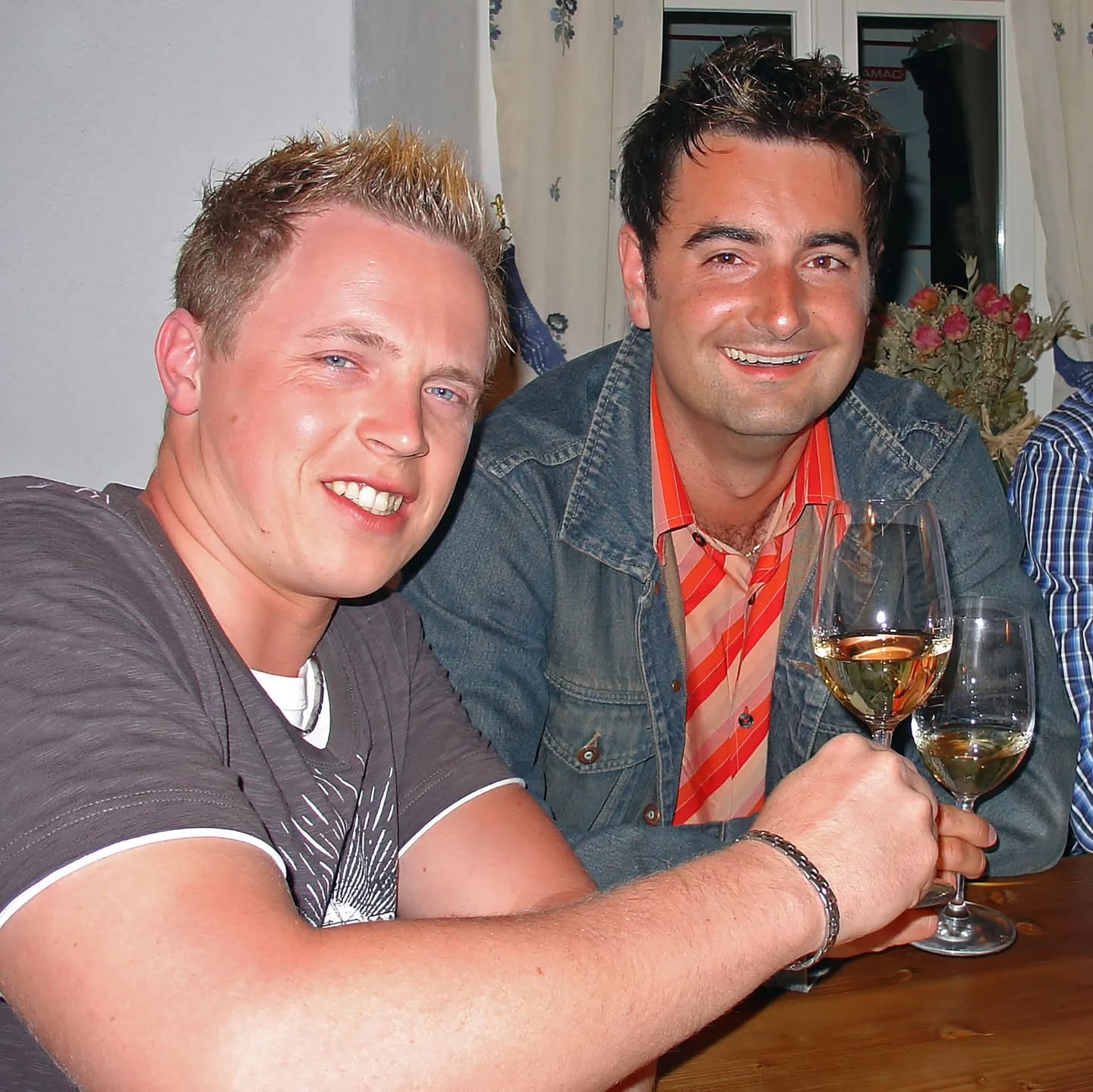 𝟮𝟱 𝗝𝗮𝗵𝗿𝗲 𝗟𝗮𝘂𝘀𝗲𝗿 – 𝘂𝗻𝗱 𝗸𝗲𝗶𝗻 𝗯𝗶𝘀𝘀𝗰𝗵𝗲𝗻 𝗹𝗲𝗶𝘀𝗲! 🎉
Seit unglaublichen 25 Jahren bist du an unserer Seite, Markus „Poni“ – zuerst in Lederhosen, seit über 20 Jahren im legendären Lauser-Kilt.
Deine Stimme, dein Humor und dein Einsatz sind einfach unverwechselbar. Vor allem aber sind wir froh, dich nicht nur als Kollegen, sondern als echten Freund an unserer Seite zu haben.
Auf viele weitere Lauser-Jahre – gemeinsam bleiben wir „Unbesiegbar“! 💪🎶
#jubiläum #dielauser #liveband #timeflies #memories