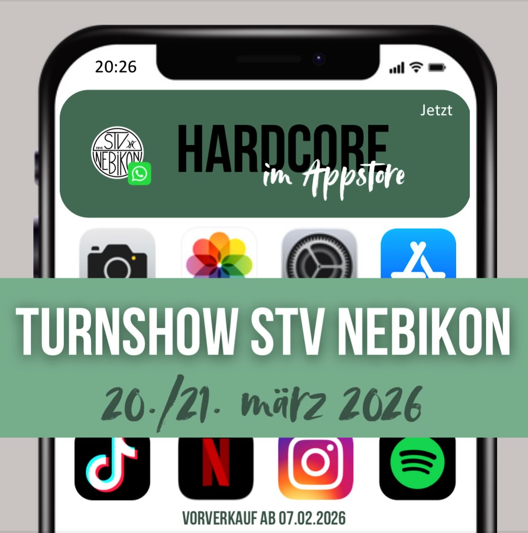 Liebe Turnbegeisterte
Svenja und ihr Handy – unzertrennlich.
Ihr Papa? Weniger begeistert. Ein einziger Knopfdruck – und schon steht alles Kopf. Es beginnt ein Abenteuer, das beide so schnell nicht vergessen werden.
Zwischen Chats, Apps und endlosen Benachrichtigungen geht bald alles drunter und drüber – ein buntes Chaos aus Likes, Emojis und jeder Menge Herausforderungen. Mit Humor, Fantasie und einem Augenzwinkern erzählt diese Geschichte vom Spagat zwischen Bildschirm und Realität.
Stimmt euch mit einem Nachtessen aufs Abenteuer ein oder verpflegt euch in der Pause oder vor der Show bei unserem Imbiss.
Reserviert eure Plätze frühzeitig unter www.stvnebikon.ch
Wir freuen uns auf euch!