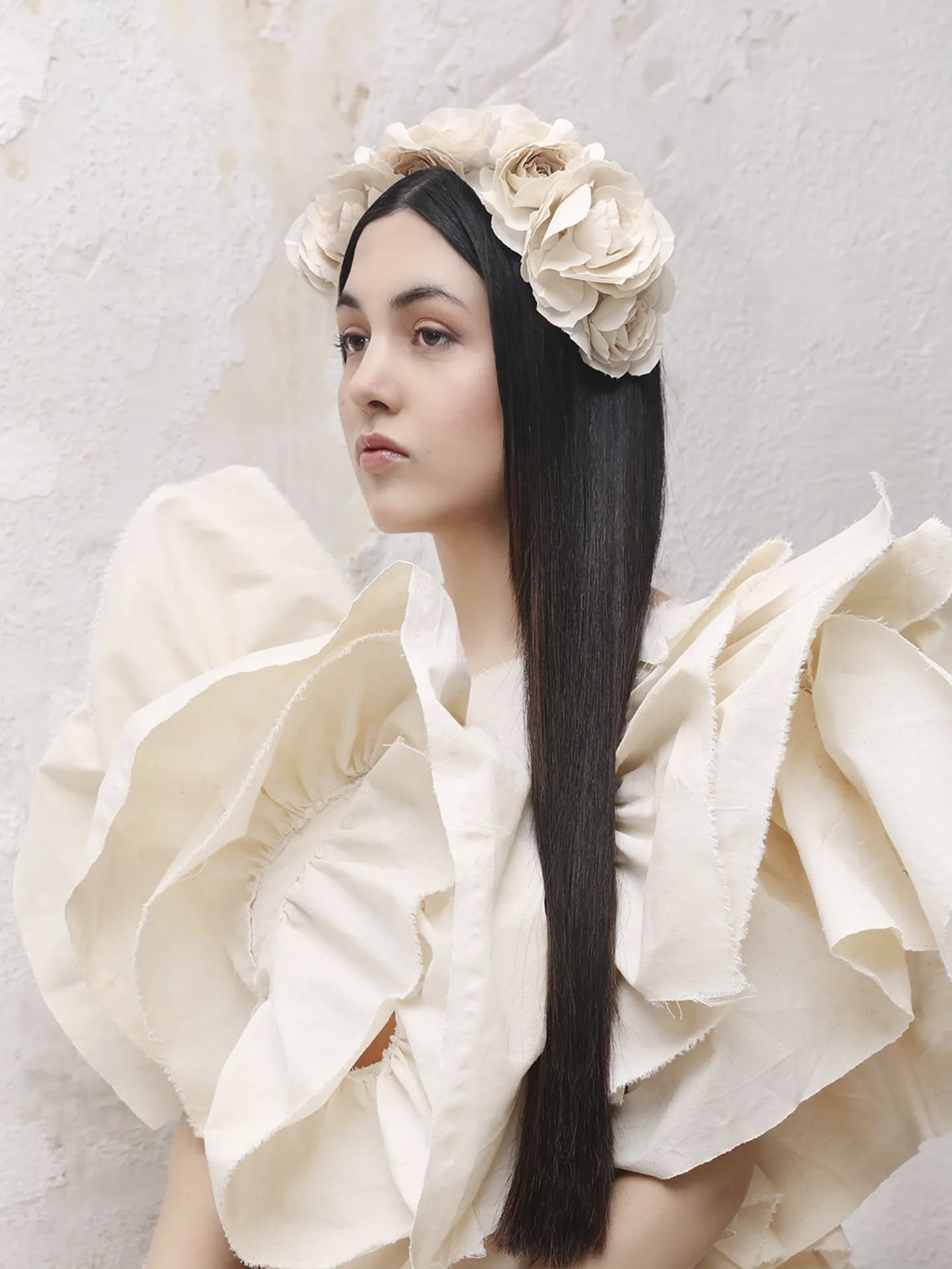 La Ruta de la Seda y llegada a Europa
La introducción de la seda en Occidente abrió un nuevo imaginario lleno de posibilidades.
Los motivos florales inspirados en la tradición asiática fueron adaptados y reinterpretados especialmente en Francia, Italia e Inglaterra, dando lugar a un florecimiento de creatividad y lujo artesanal.
Portada:
Fotografía: @tatizoom
@fashiontherapyspain
Modelo: @patriciadiazesc @zoommodelsdifferent
Hair: @yulia_hair_style_
Makeup:@_lu_deg
#luxurycraftsmanship #floresartesanales
#artesaniacontemporanea