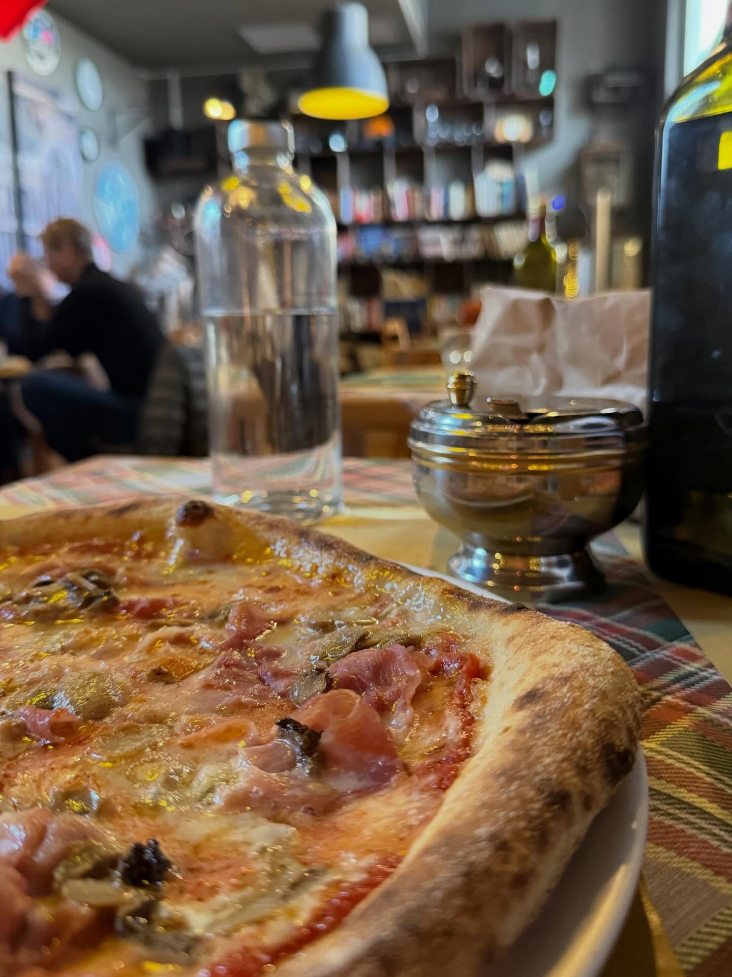 Pizzetta #daRossino.
Calda, semplice, fatta come piace a noi.
Ti siedi, fai un morso e il resto può aspettare.
“Quand la pansa l’è cuntenta, l’anima la rida.”
🍕😊
Vi aspettiamo!