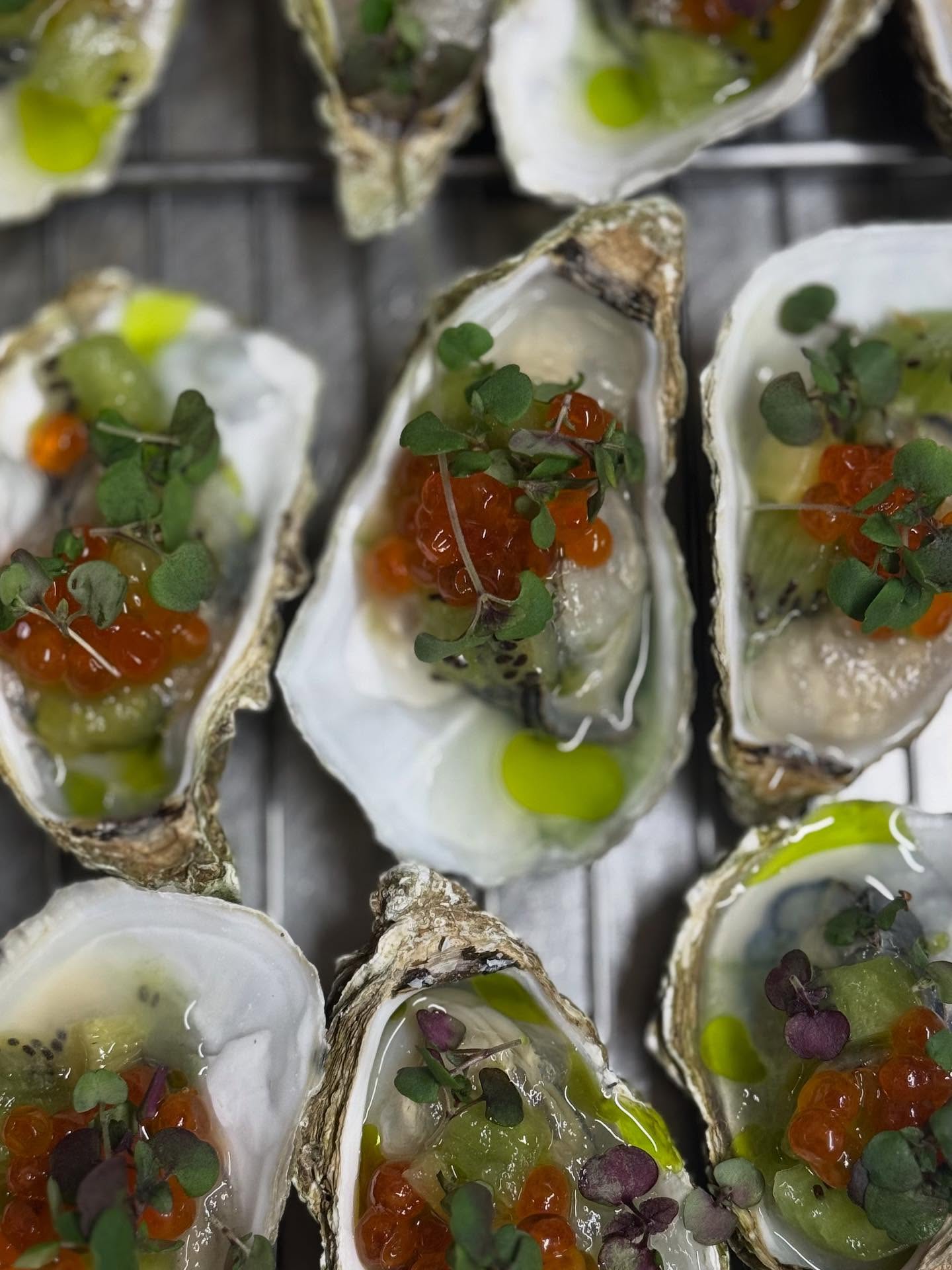 Premier Réveillon au Bistro
L’envie pour ce moment ?
Bien manger, boire bon et danser comme des zinzins !
La team cuisine a imaginé un menu en 6 temps autour des produits de la mer et du végétal.
C’était notre première fois et vous avez été éloquent.
Merci pour votre présence et vos encouragements 🙏
Merci aussi à Constant d’être venu enflammer le carrelage du Bistro, nos corps et nos coeurs.
On vous souhaite le meilleur pour 2026, de cultiver la joie et de prendre du temps avec les personnes que vous aimez.
Bisous les Sauvageons