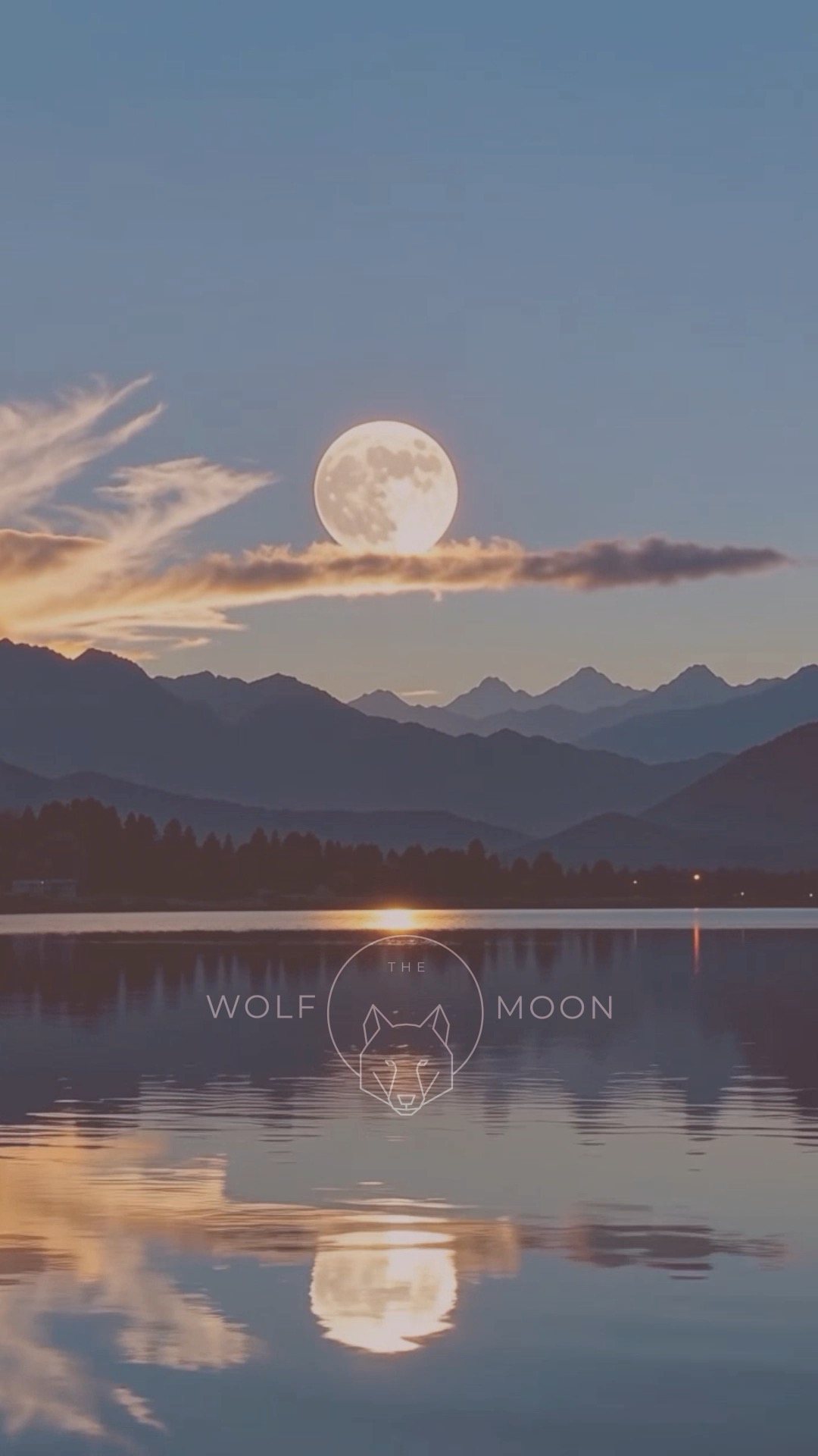 Tonight’s full moon, known as the Wolf Moon, is the first full moon of 2026.
It arrives in the heart of winter,
when the nights are long and the world feels quieter.
The energy of this beautiful moon carries themes of:
New beginnings
Prosperity
Self-care
Intuition
Whether you like to work with moon energies
or simply come inward for reflection,
know that under this Wolf Moon,
you don’t have to do anything but be.