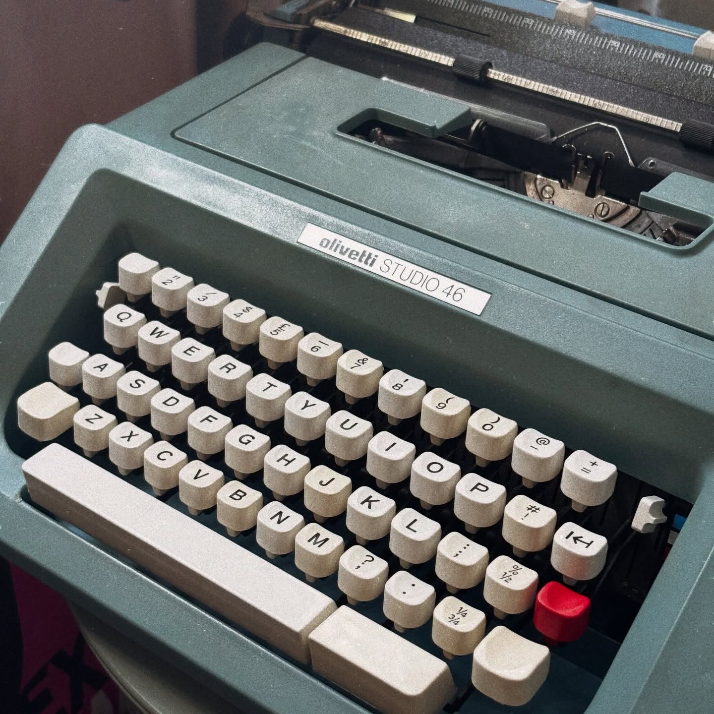 Write season is a-coming! ✍️👑
—
#olivettitypewriter #olivetti #typewritersofinstagram