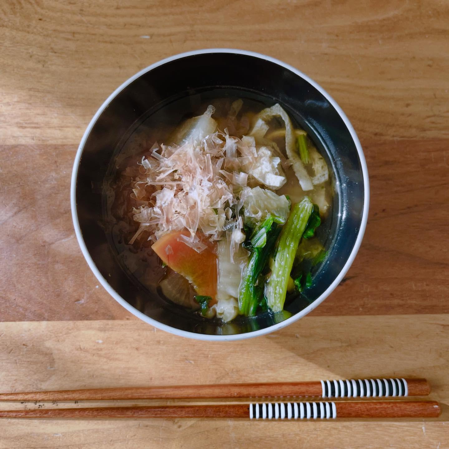 年末蕎麦を撮り忘れたので、正月のお雑煮で🎍
本年もデザイン頑張りますので、
どうぞよろしくお願いします。
#デザインピース
#designpiece