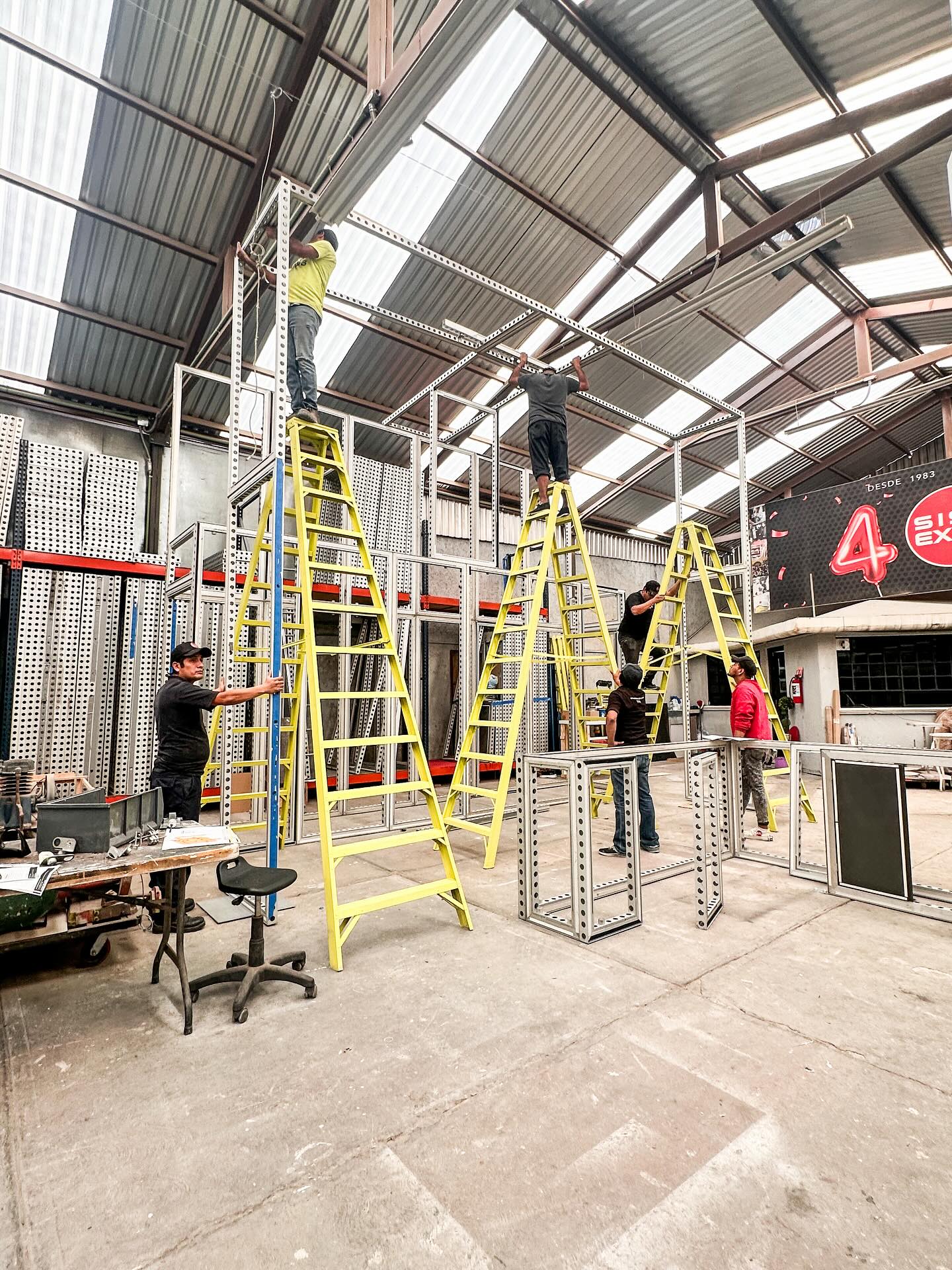 None of this would be possible without this team, who climb, measure, adjust, and believe because they know that every detail matters.
Behind every structure, there is commitment, experience, and passion for doing things right.
For over 45 years, this is how we’ve turned ideas into reality.
#wemakeithappen #tradeshows #exhibits #bematrix #teamwork