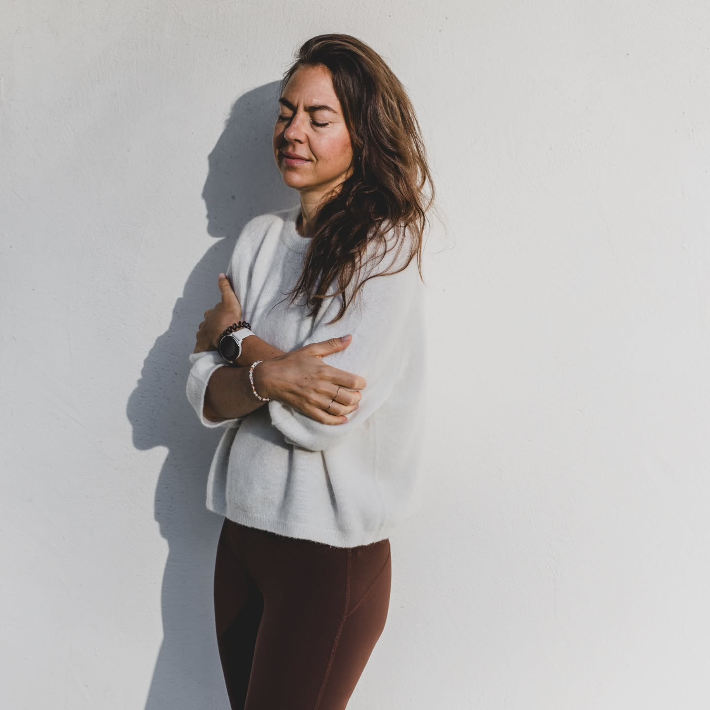 Marmeladenglas Momente.♡
Ich kuschel mich grad ein in dieses Gefühl der tiefen Dankbarkeit, stolz sein und Vorfreude.
2025 steht beruflich für Stabilität, Routinen und eine unglaublich tolle, wachsende community:
☆ 147 Yogastunden
☆ 3 Firmen Yogapartner
☆ 2 Tagesretreats in München
☆ 3 Workshops in / mit Firmen
☆ 7 Special Events (Yoga Brunch, Yoga DIY)
☆ 7 Yoga Retreats
☆ 8 Coaching Ausbildungswochenenden
☆ 68 Coachings
☆ 3 Yogi Privatklienten
Ich frag mich, wie und wann das passiert ist.
Vorallem neben meiner Teilzeit Anstellung und Wochenendbeziehung.
Bin ergriffen von meiner eigenen Stärke, Mut und kontinuierlichem weitermachen. Selbst und vorallem dann wenn es hart wurde, herausfordernd. Mehrere Wochen hintereinander ohne freie Wochenenden, neue Projekte die erstmal nicht anliefen, ein Kalender der kaum lücken hatte für mich selbst, zum verdauen und rechargen.
Ich weiß warum ich es tue und dieses Warum ist groß und stark genug, meine größte Motivation.
MENSCHEN AUF IHREM WEG ZUM STRAHLEN & ZUR LEICHTIGKEIT BEGLEITEN ✨️
Zu sehen, wie sich das aufbaut, wie meine Community wächst, wie viele von euch immer wieder kommen zu Events & Retreats, wie viele aufgrund von Empfehlungen das erste Mal dabei sind. Wie oft ich auf der Straße angesprochen werde. Wie auch das Coaching seit 3 Jahren nonstop läuft, ohne wirkliche Werbung, rein durch Mundpropaganda.
Das sind meine Marmeladenglas Momente.
Danke euch, danke aus tiefstem Herzen!
2026 wird anders, wird neu.
Ist vielleicht sogar erstmal ein Rückschritt, ein Aufgeben, ein Verzichten. Und doch schaff ich es hoffentlich bald es als Chance zu sehen. Meine Community nochmal zu erweitern, den Regensburger circle aufzubauen. Und meine Münchner Hasen auf Retreats & Events immer wieder zu sehen. Das wünsche ich mir. Ganz fest.
Passt auf euch auf & badet euch immer wieder in euren eigenen MarmeladenglasMomenten!
Love, Chrisi
#reflektion
#systemischescoaching #yogaretreats #yogaregensburg #yogamünchen