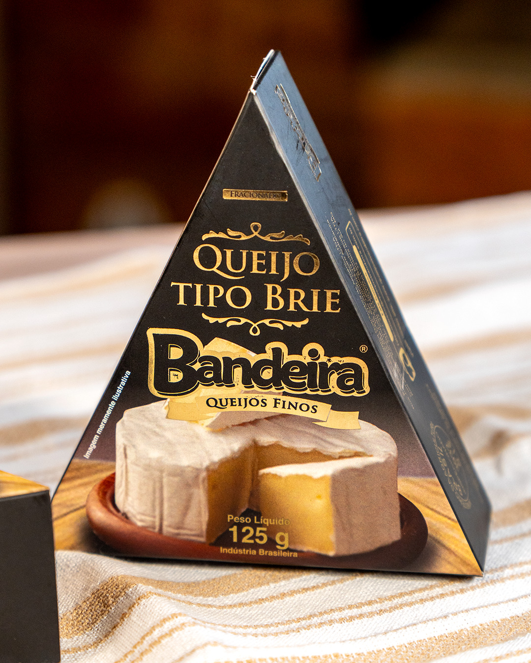 Macio, cremoso e delicado.
O Queijo Brie Bandeira é aquele queijo que traz conforto, elegância e equilíbrio para qualquer ocasião.
Versátil, elegante e perfeito para compor entradas cheias de charme.