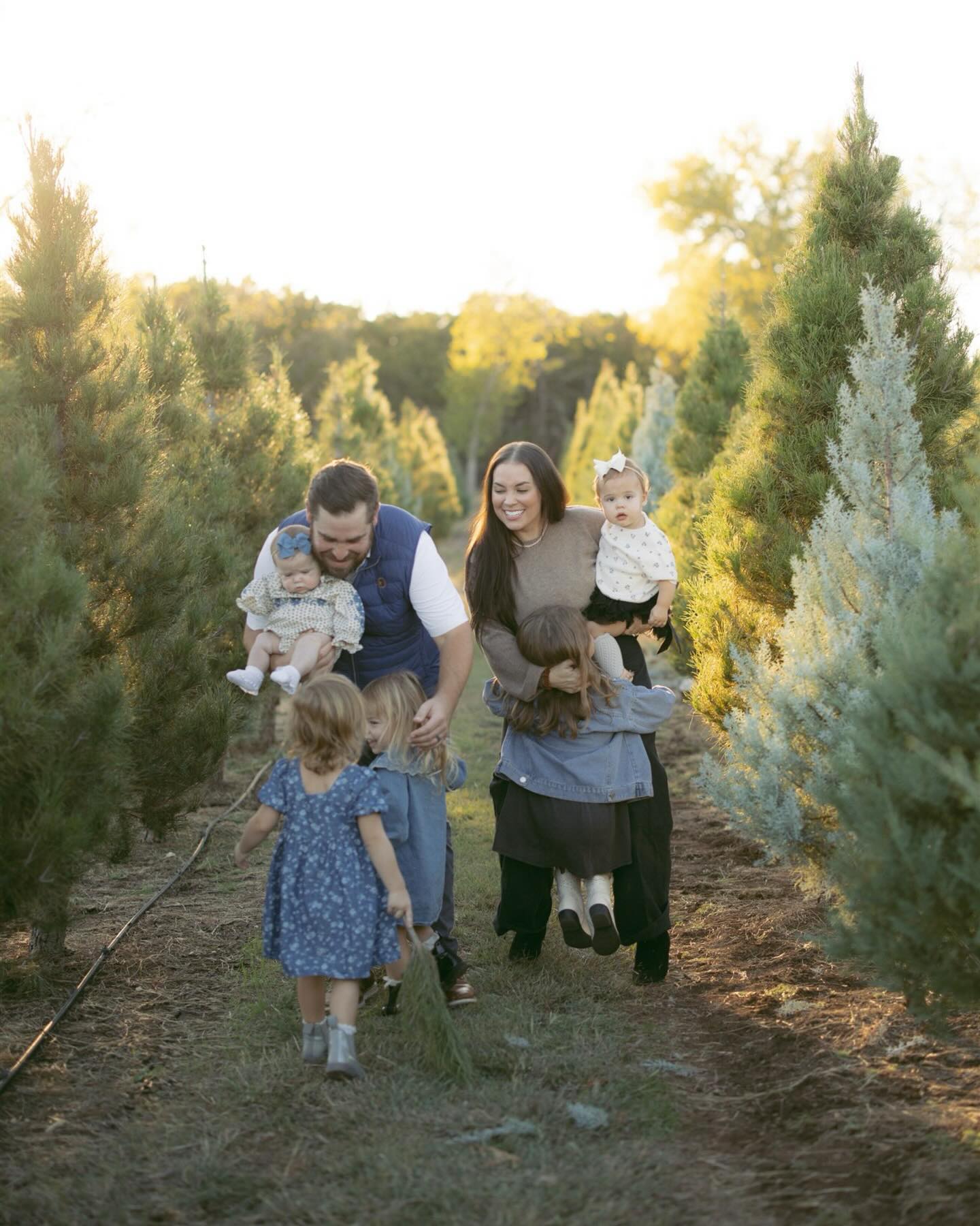 happy new year mamas!! I’m thankful for all the moms & families who have trusted me to document this season of life or motherhood for them 🫶🏻 winter will soon fade into spring before we know it, so before that happens I want to make sure to share a few favorites from my Christmas Mini sessions last November! ☺️
.
#sanantoniofamilyphotographer #sanantoniofamilyphotography #boernemoms #stoneoakmoms #alamoheightsmoms #newbraunfelsmoms #sanantoniomoms #motherhood #christmasminis