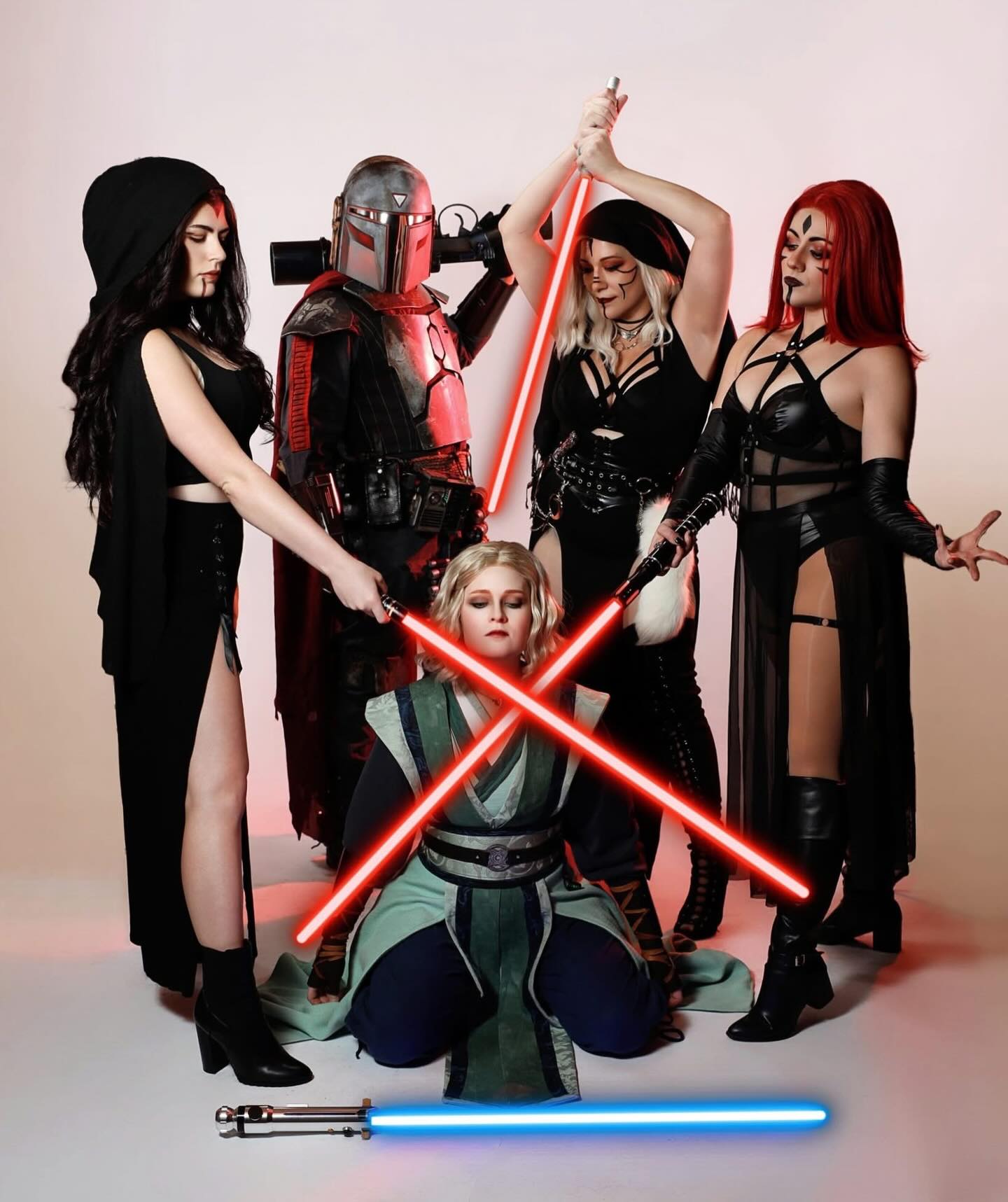 It’s nothing personal 😏
If your friends joined the dark side, would you follow them?
🖤❤️🖤❤️
Incredible photography by @cobrataimedia
Siths: @thealyssalorina @miss.oolala @lady_luna_loveless
Jedi: @strangecatcosplay
Mando: @fooprawn