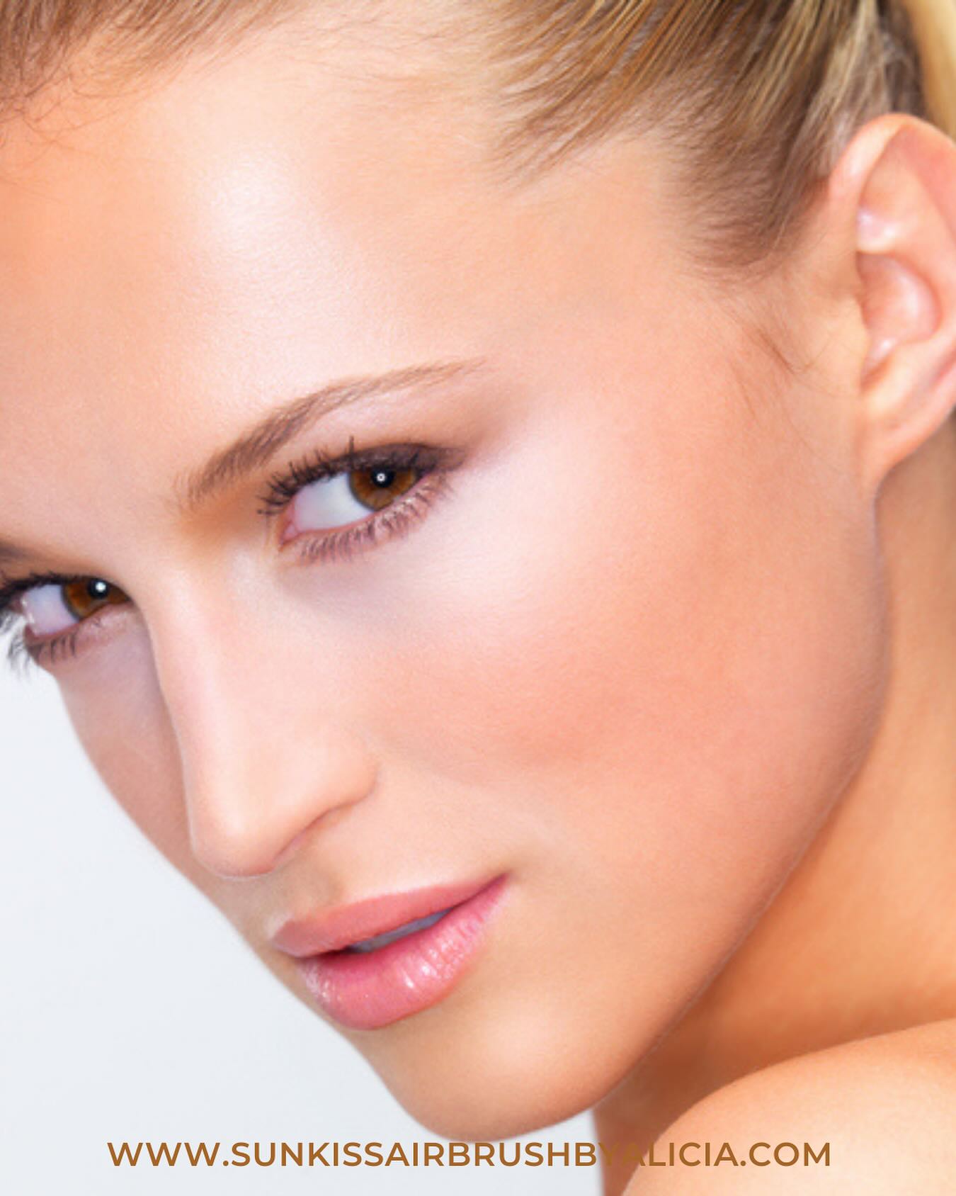 ✨ Skin You Love — From the Inside Out ✨
People always ask me what I use on my skin.
They expect me to name a miracle cream or some secret facial trick.
But I always smile and say the same thing:
Beautiful skin is an inside job.
If you nourish your body first, every skin and body treatment works better — the glow lasts longer, the results go deeper, and your skin actually responds.
It’s true: you are what you eat.
The beauty industry wants you to believe creams perform miracles on their own.
But the real truth?
• A clean, supported gut does the heavy lifting
• Nutrients fuel your skin cells long before anything touches the surface
• Monthly facials don’t compete in the race… they win it
When your body is detoxed, hydrated, and nourished, facials, body contouring, infrared, and bronzing treatments all work smarter — not harder.
🥕 Here’s the juice recipe that kicks off the year like a love letter to your skin:
Amounts:
2 medium carrots (Vitamin A + Beta-carotene for cell renewal)
2 celery stalks (hydration + inflammation support)
1 handful parsley (~½ cup packed — Vitamin C + chlorophyll for detox + collagen)
1 green apple (fiber + Vitamin C for gut + glow)
10–12 oz water or coconut water
Optional: squeeze of lemon + small knob of ginger
💧 Drink it in the morning. Let it detox your system, hydrate your cells, and feed your skin from within.
Because glowing skin isn’t just something we apply.
It’s something we build.
One sip. One facial. One treatment. One consistent choice at a time.
Your skin will thank you later. And trust me… you’ll see it.
#SunkissAirbrushByAlicia #AirbrushTanNY #LongIslandTanning #CustomAirbrushTan #BodyContouringTan #WoodburyNY #GlowExpert #BridalTanSpecialist #NaturalLookingTan #LuxuryTanning