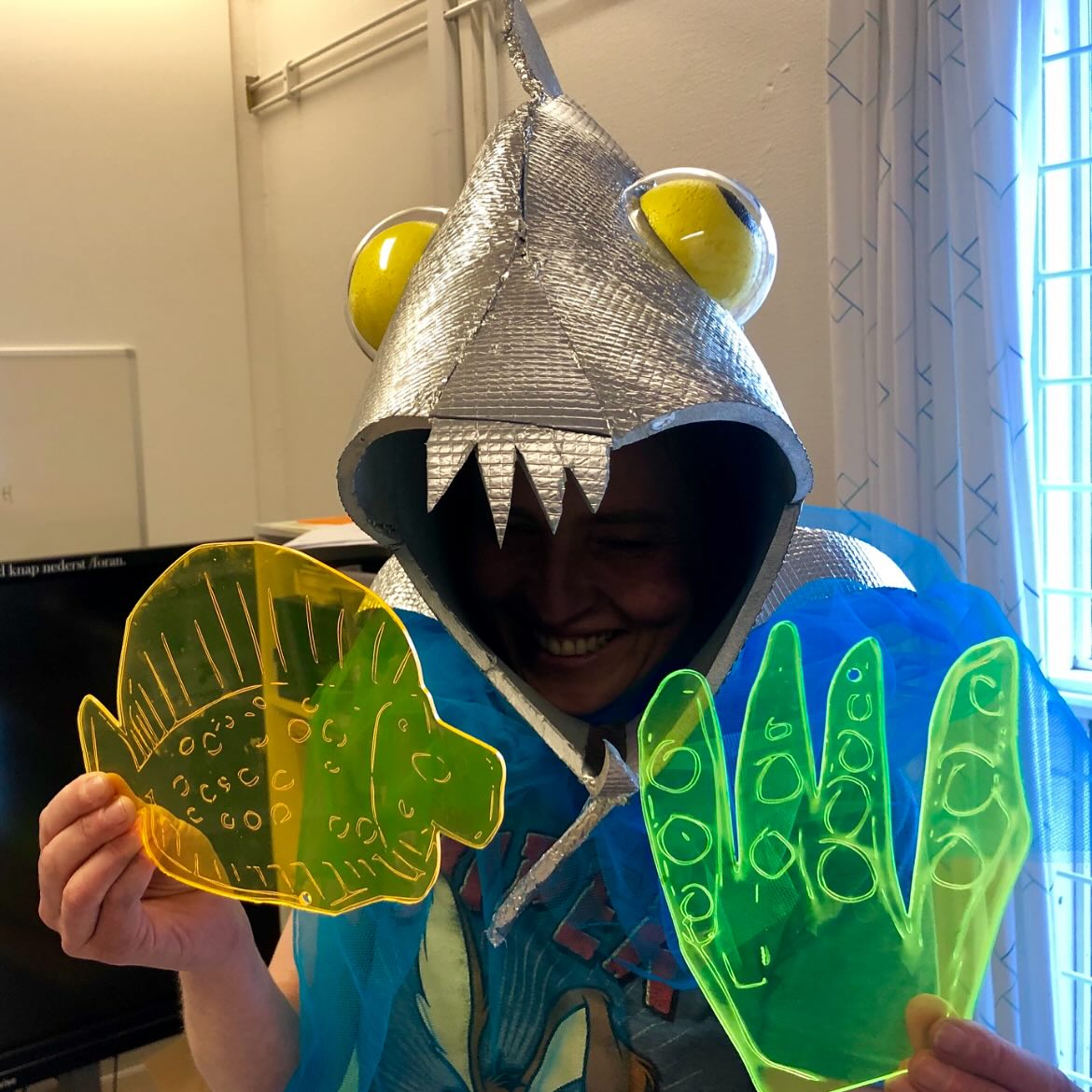 Når der er feature / emne uge på skolerne, gøres der altid en ekstra dyd ud af at pynte op.
Her er det (også) en rigtig god idé at inddrage teknologier, og det giver kæmpe mening at starte allerede i de små klasser.
Her er et eksempel fra en feature uge, som handlede om havet.
Vi lavede kostumer ud af skrald og 3D printede fine detaljer til.
Selv de yngste elever bidrog også, da de blot tegnede det bedste de kunne, og så vectoriserede vi tegningerne og skar dem ud på lasercutteren.
Vi brugte neon plexiglas, da det giver så smukt et lys, når solen skinner på det. Samtidig er der så mange smukke farver, som særligt de yngste elever elsker.
OBS når i bruger neon plexiglas, er det en god idé, at undlade at gravere. Det gør materialet mat og kedeligt.
Lav i stedet en “overfladelinje”, så den fede neon effekt ikke går tabt.
#kreativmedteknologier #lasercut #3dprint #genbrug #deyngstekanogsåværemed #feature #emneuge #learningbydoing