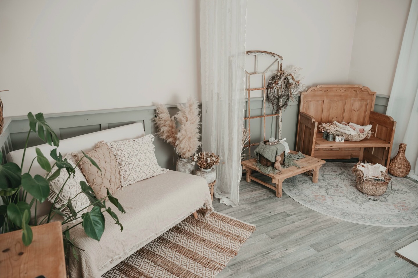 Sehr dankbar blicke ich zurück auf das vergangene Jahr 🧡
Ich habe mich riesig gefreut, dass mich so viele meiner treuen Kunden begleitet, unterstützt und mir ihr Vertrauen geschenkt haben – und immer wiederkommen. Dafür von Herzen Danke 🧡
Umso mehr freue ich mich, auch in diesem Jahr wieder für euch da sein zu dürfen.
Das alte Jahr ist vorbei – und jetzt geht es mit Vollgas ins neue Jahr✨
Ich freue mich auf all die kleinen Wunder, die mich 2026 besuchen werden, auf all die Familien und natürlich auf ganz viele besondere Baby-Momente.
Und morgen ist es schon so weit:
Die kleine Romy besucht mich 🧡
👉 Das erste Baby im neuen Jahr – was für ein schöner Start!
Ich bin voller Vorfreude ✨