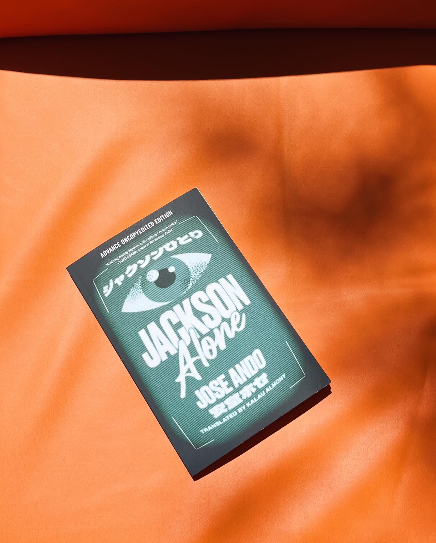 If you’re someone who grew up in a place that is the only home you’ve ever known, yet you rarely saw characters with your physical features or lifestyle depicted in books & media, you will find it hard NOT to connect on some unspoken level with JACKSON ALONE, the ‘short, blistering gut punch of a novel’ by Japan’s prize-winning author Jose Ando.
JACKSON ALONE, Ando’s smash-hit debut, winner of the historic Bungei Award in 2022 and published the same year, comes out from @soho_press in a sizzling English translation by @kalauapuwailani today, Jan 7th. If you follow Kalau’s work and know the gripping, often experimental, always memorable narratives he gravitates toward, you will see why this author-translator pairing is an impeccable match.
The protagonist, Jackson, is in his 20s, mixed race (half-Japanese, ‘half-somewhere-in-Africa-n’), queer, works as a massage therapist at a corporate sports brand. He is minding his own business, as people do in Japan, when a scandalous video surfaces and to his surprise, someone who looks like him is in it. What doesn’t surprise him is that nobody can tell him apart from three other queer mixed-race acquaintances, with whom he formulates a scheme to switch places and seek revenge on those they have been wronged by in the past.
Ando’s searing delivery, captured sharply in translation, will take you from start to finish in almost a single breath. But what caught 𝘮𝘺 breath were the moments of ‘arming up’ that Jackson and his acquaintances do reflexively to contend with the fetishizing and discrimination, to keep any vulnerability from revealing itself.
Ando has written three novels in his red-hot career, all of which have been nominated for the Akutagawa Prize (given to new writers). He won the prize in 2025 for his third novel DTOPIA, but JACKSON ALONE will always be where it all started.
Congrats Kalau, on a breathtaking translation. I’m thrilled to see this out on the world!
第59回文藝賞を受賞した安堂ホセさんの『ジャクソンひとり』がカラウ・アルモニーさんの英訳で本日、出版されました!
安堂さんの物語が持つスピードとリズム感、現代を操る言葉に感情、行間からジンジン響く硬くて冷たい音、の中をすごい勢いで流れる熱いもの。安堂ホセさんの生み出す世界に、カラウの感覚、センシティビティーがピッタリはまっていて、日本語と英語がここまでシームレスに読めた翻訳は久しぶりな気がします。
Congratulations! 多くの英語読者に届け❤️🔥