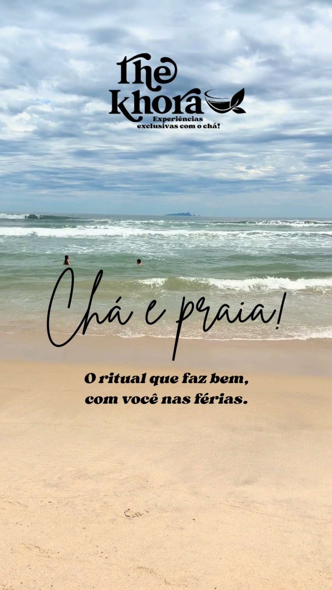 Férias mudam o cenário, o ritmo, os horários.
Mas os rituais que nos fazem bem podem ir junto.
Mesmo fora da rotina, o chá segue como um gesto conhecido que traz presença, conforto e cuidado em meio ao movimento. Uma rotina afetiva, flexível, que se adapta aos dias leves do verão.
Levar o ritual do chá na bagagem é lembrar que autocuidado não tira férias.
Ele apenas muda de cenário. 🍃🌅
#TheKhora #TeaLover #Cha #Tea #The #Te #FilosofiaDoCha #Autocuidado #Confraternização #Família #amizade