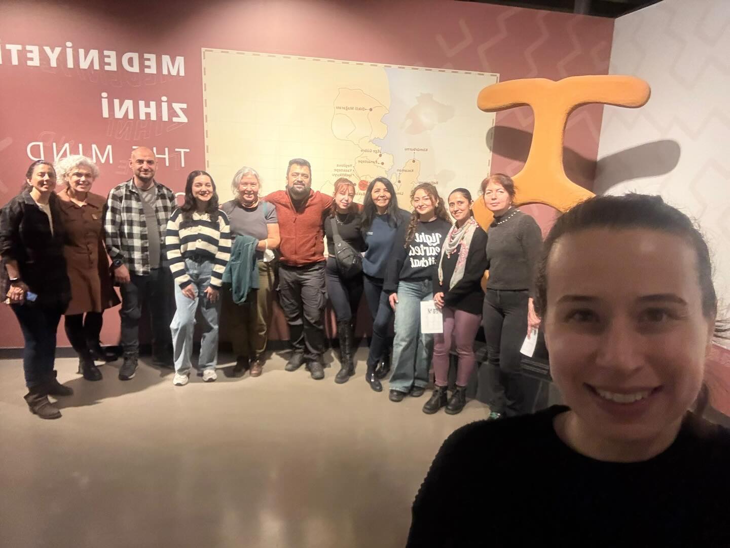 Açık Atölye’de bugün İzmir Kültür Sanat Fabrikası Arkeoloji Müzesi’ndeydik. Şermin’in liderliğinde tarih öncesi dönemlerden Antik Çağ’a uzanan yolculuğa çıktık. Kentin sessiz tanıklarıyla karşılaşıp üretimin, emeğin ve mekânın nasıl bir hafızaya dönüştüğünü adım adım keşfettik.
@serm.cetinkaya @izmirkultursanatfabrikasi